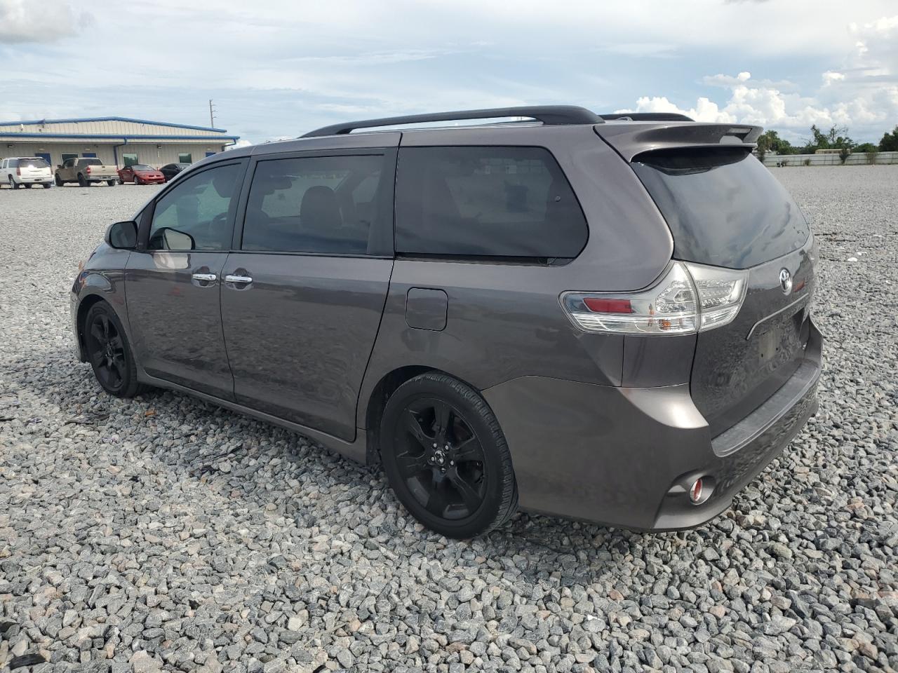 2013 Toyota Sienna Sport - Фото 2