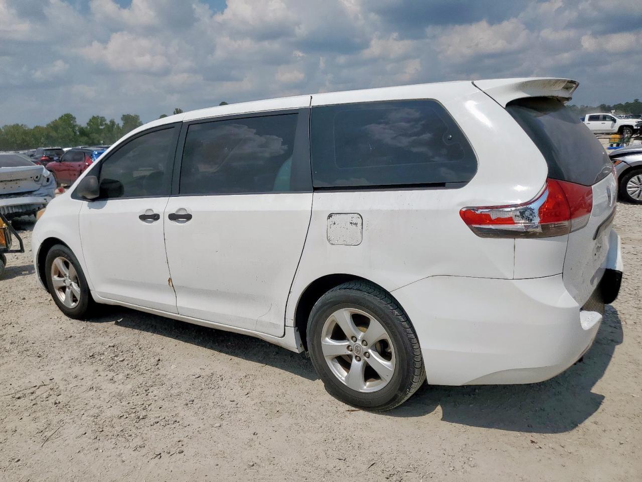 2012 Toyota Sienna - Фото 2