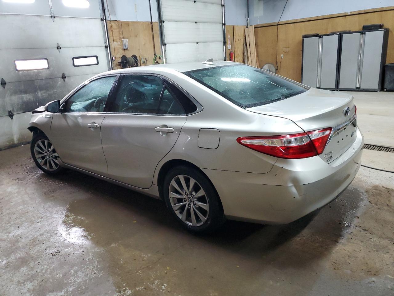 2016 Toyota Camry Hybrid - Фото 2