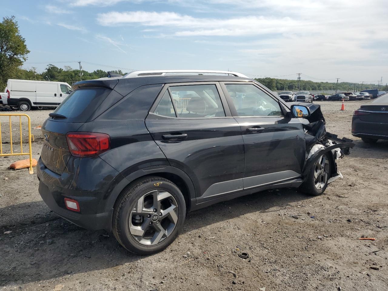 2022 Hyundai Venue Sel - Image 3