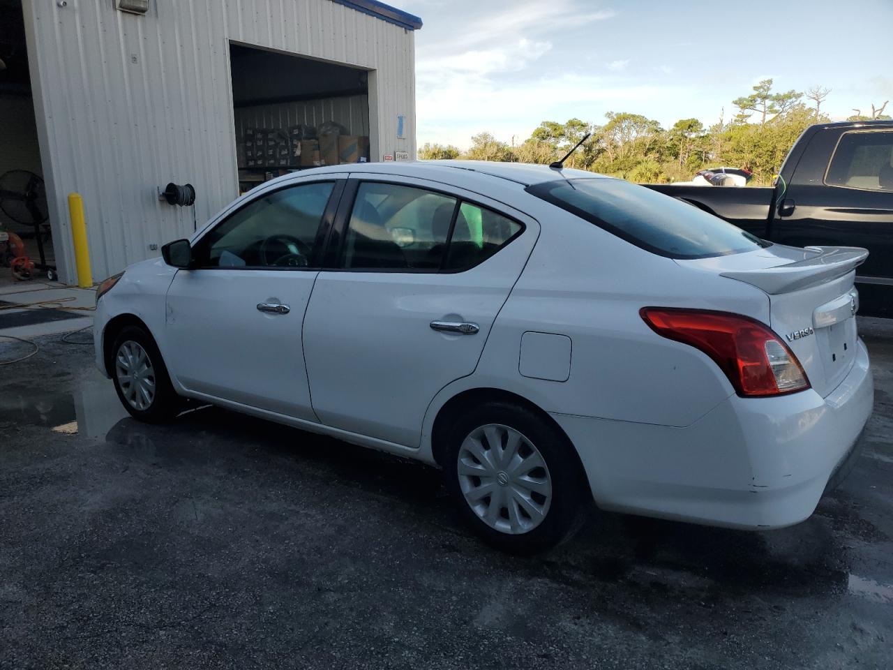 2018 Nissan Versa S - Фото 2