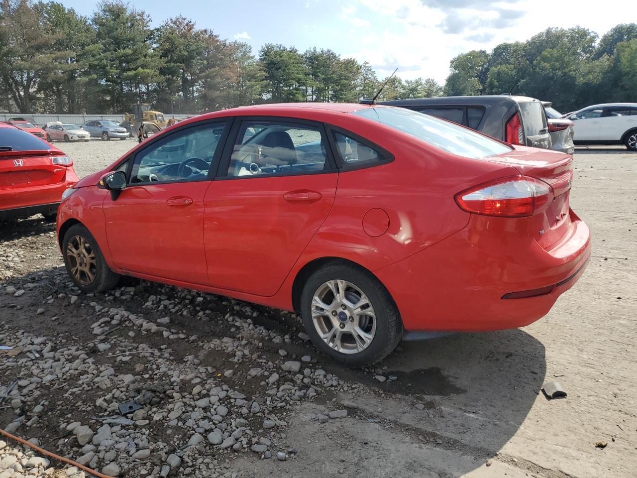 2015 Ford Fiesta Se - Фото 2