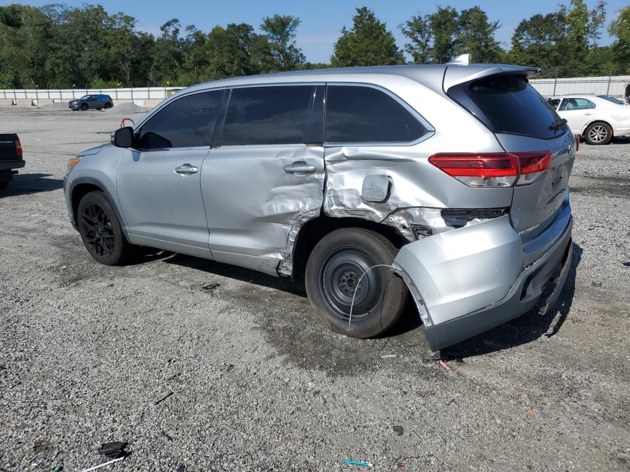 2017 Toyota Highlander Le - Фото 2