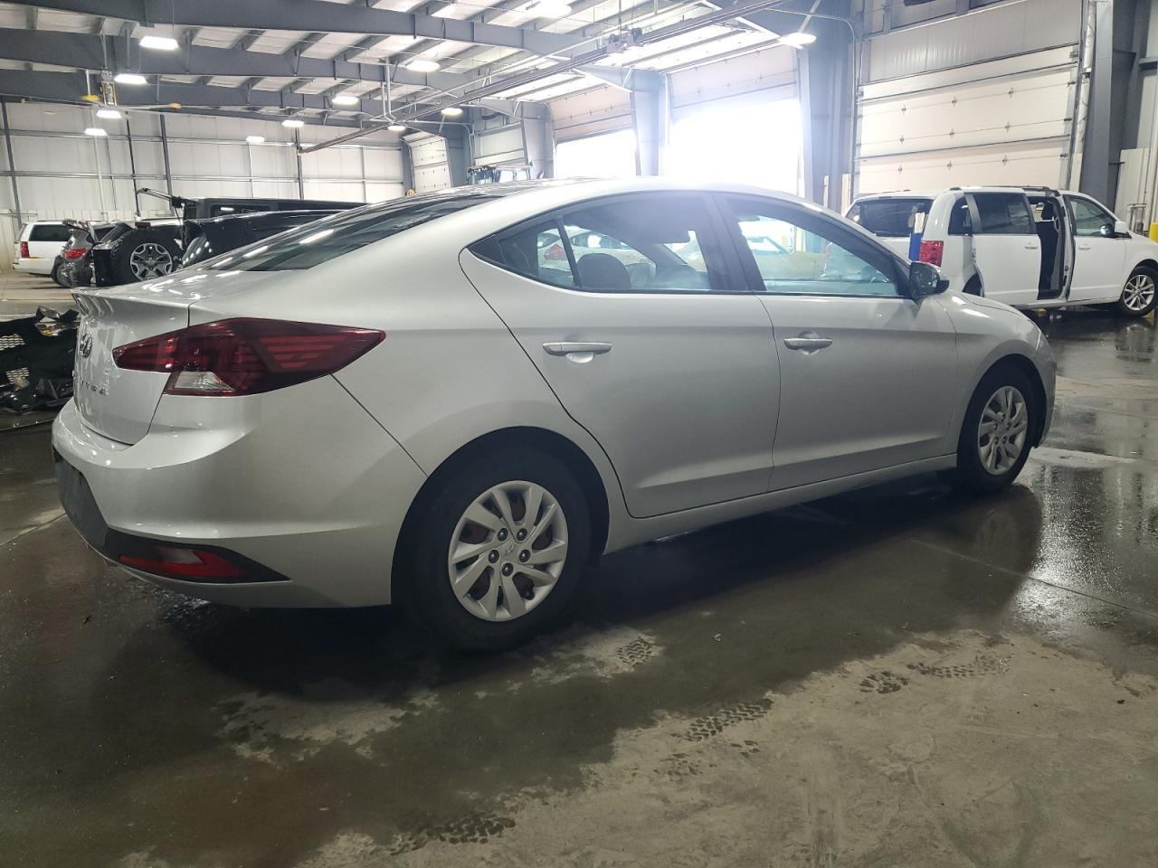 2019 Hyundai Elantra Se - Image 3