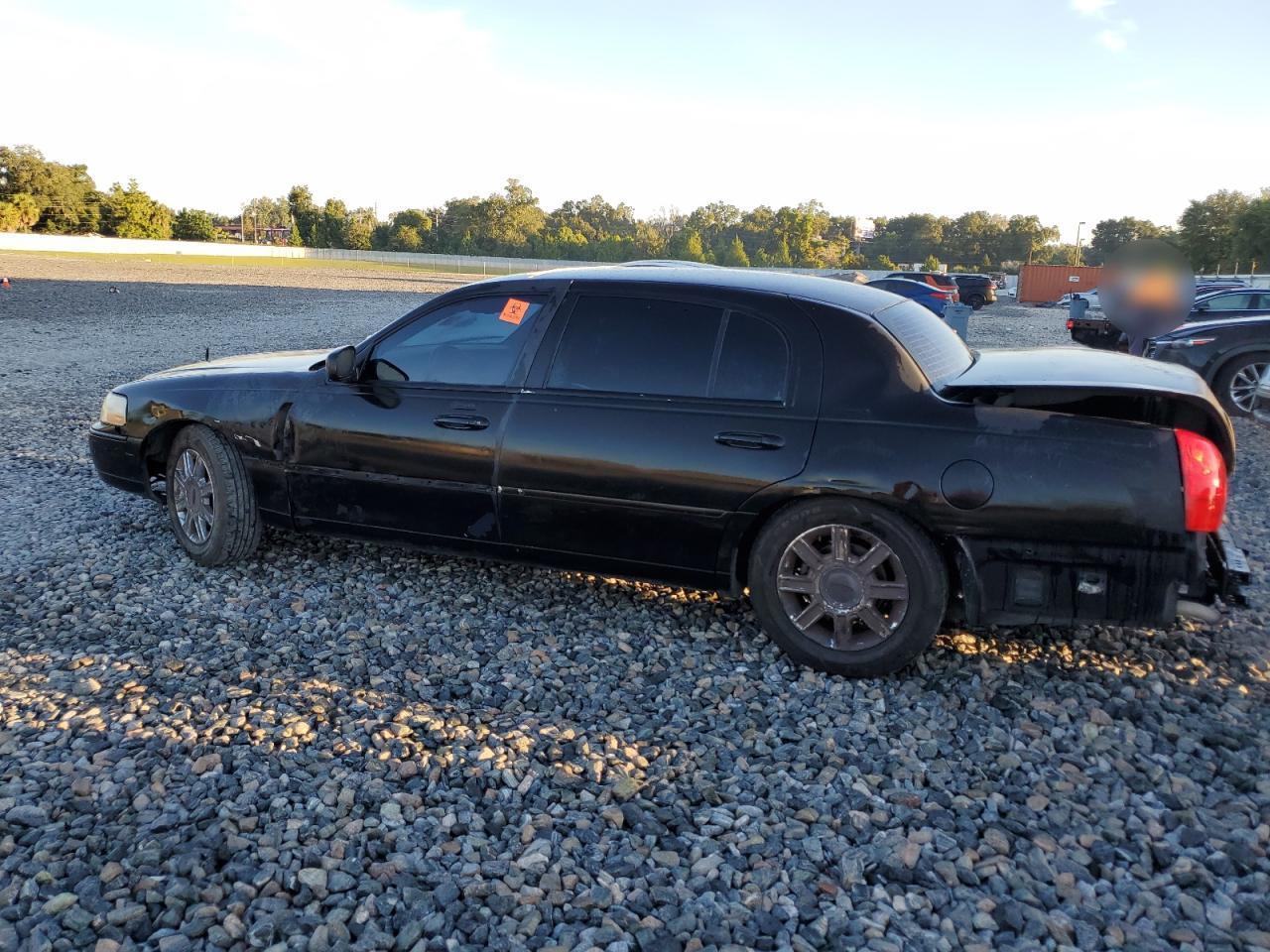 2010 Lincoln Town Car Executive L - Фото 2