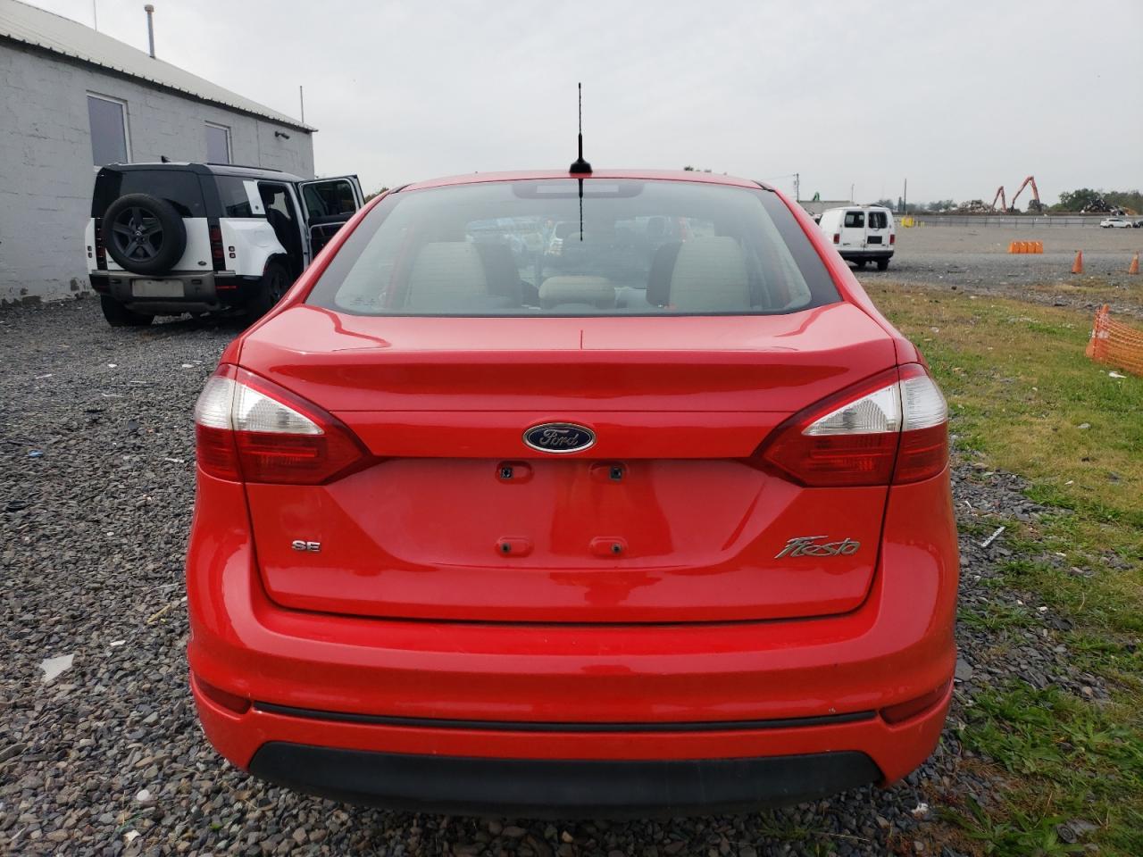 2015 Ford Fiesta Se - Фото 6