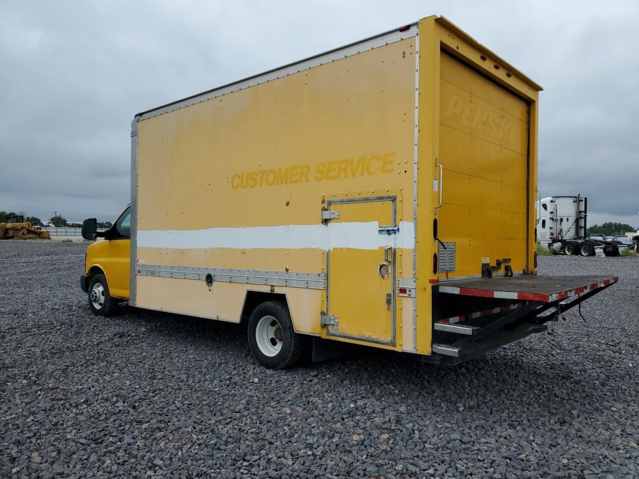 2011 GMC Savana Cutaway G3500 - Фото 2