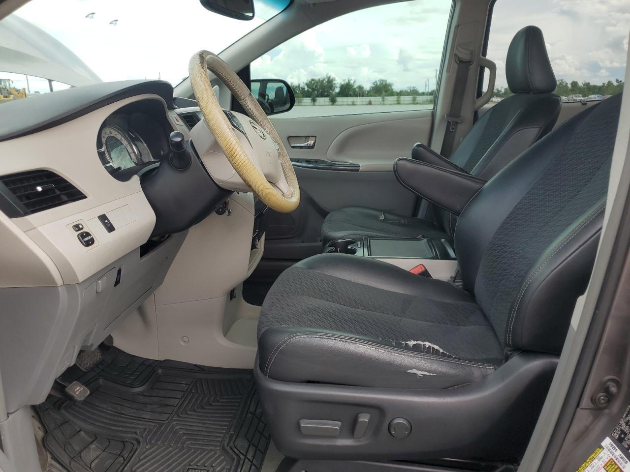 2013 Toyota Sienna Sport - Фото 7