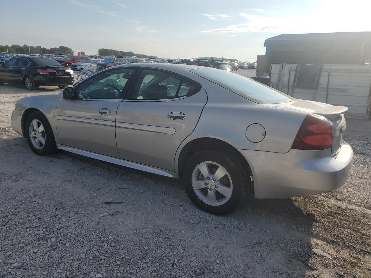 2008 Pontiac Grand Prix - Image 2