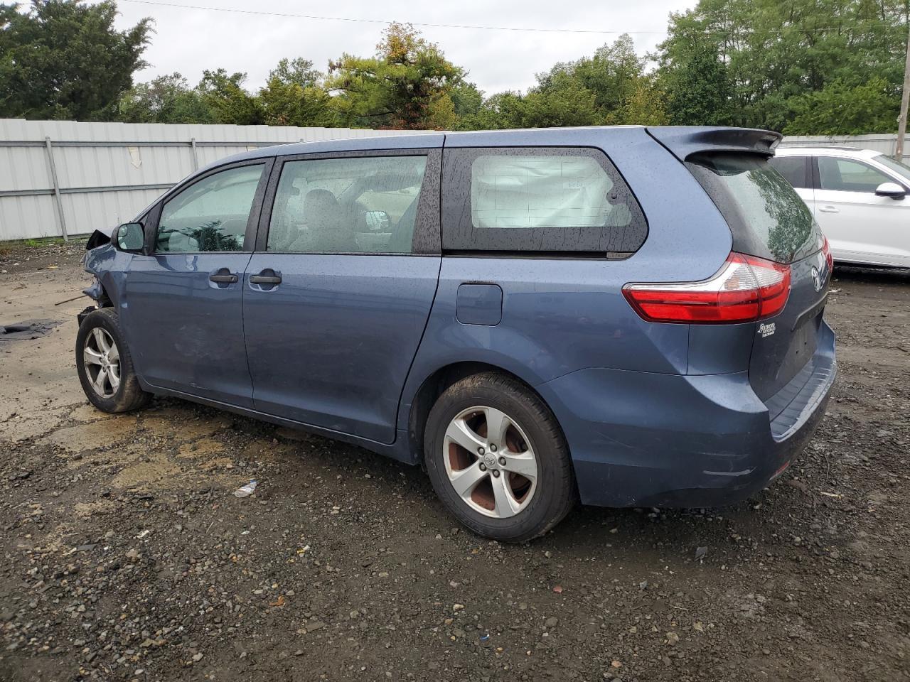 2015 Toyota Sienna - Image 2