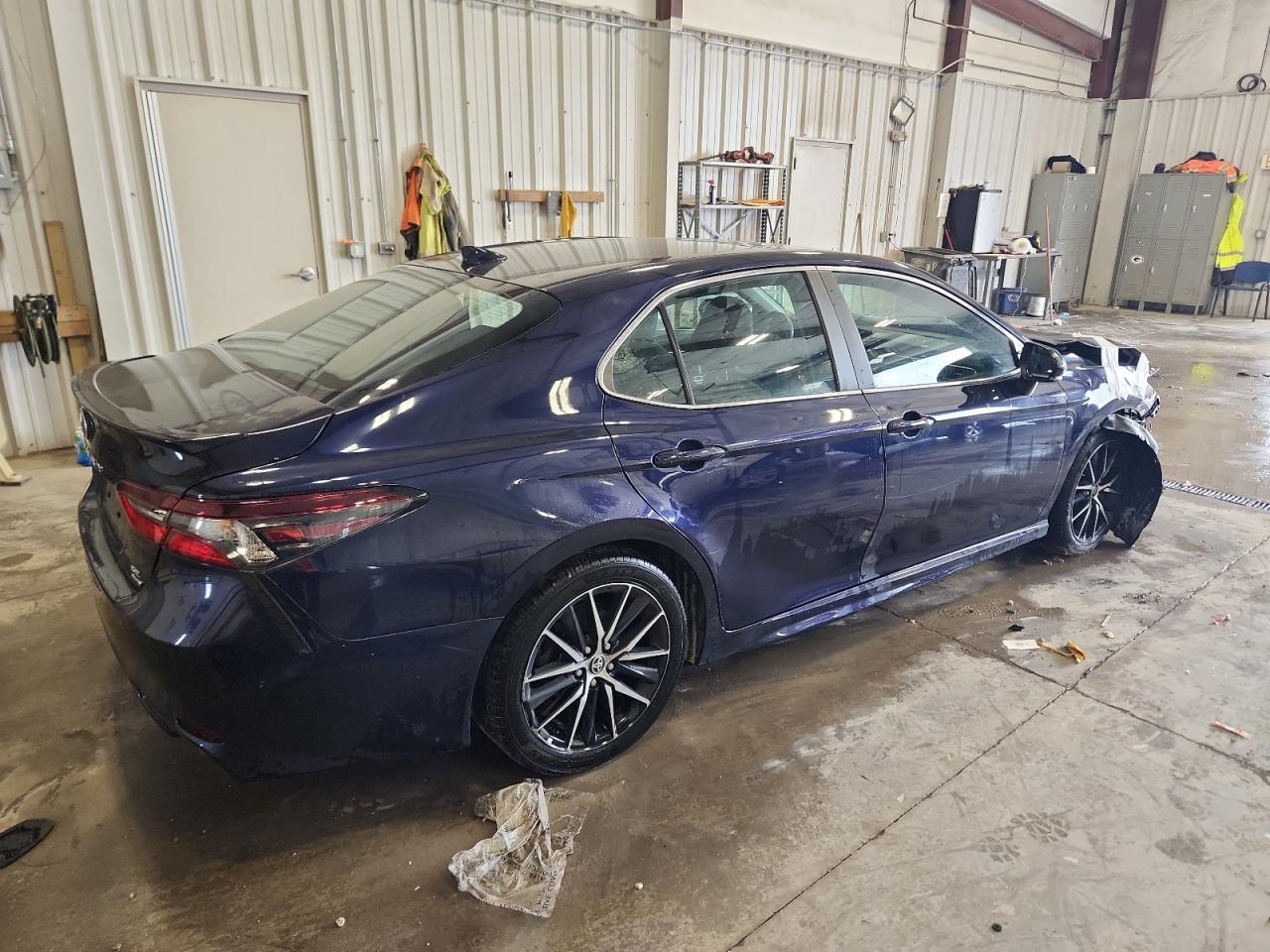 2022 Toyota Camry Se - Фото 3