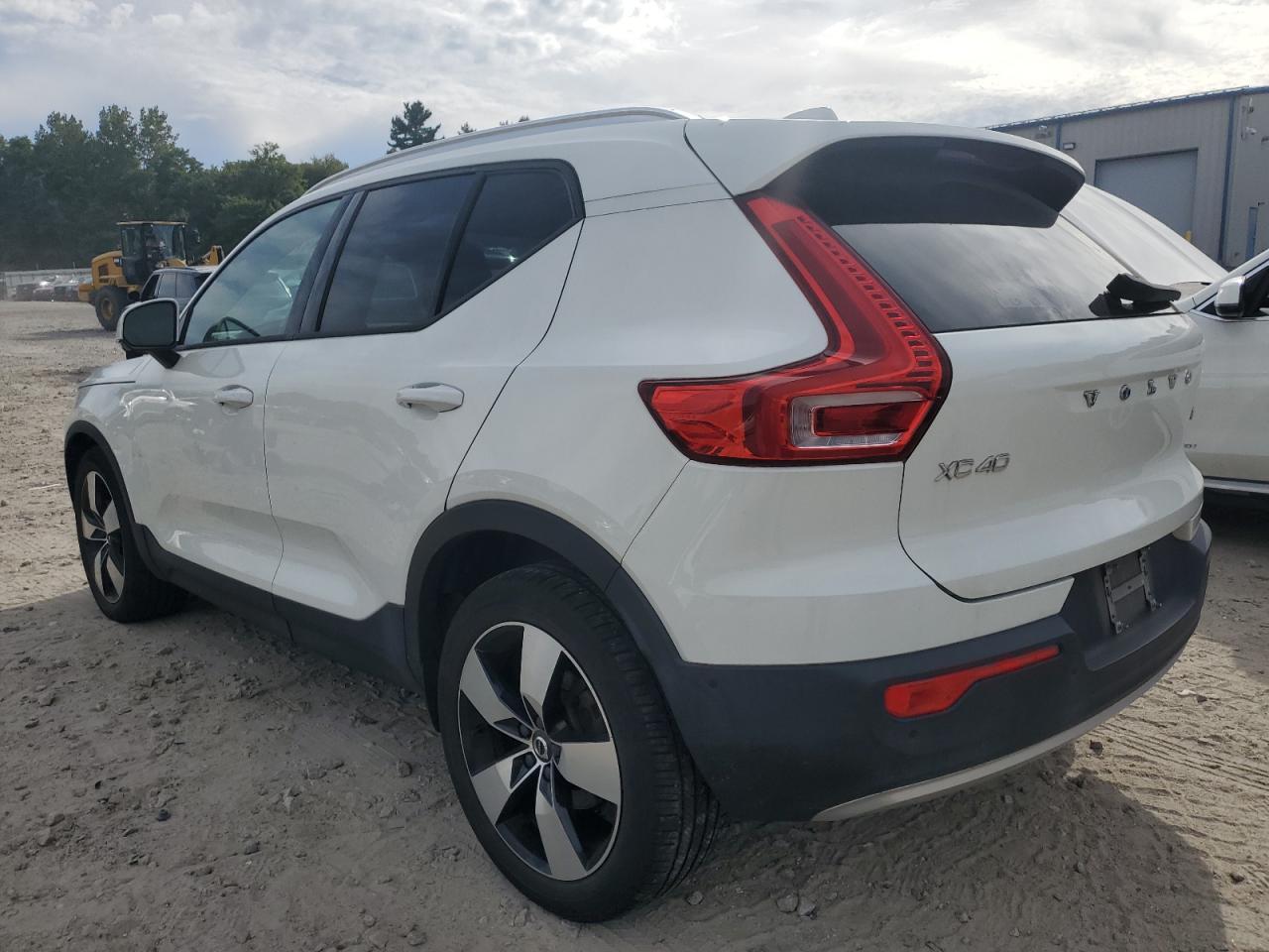 2019 Volvo Xc40 T5 Momentum - Image 2