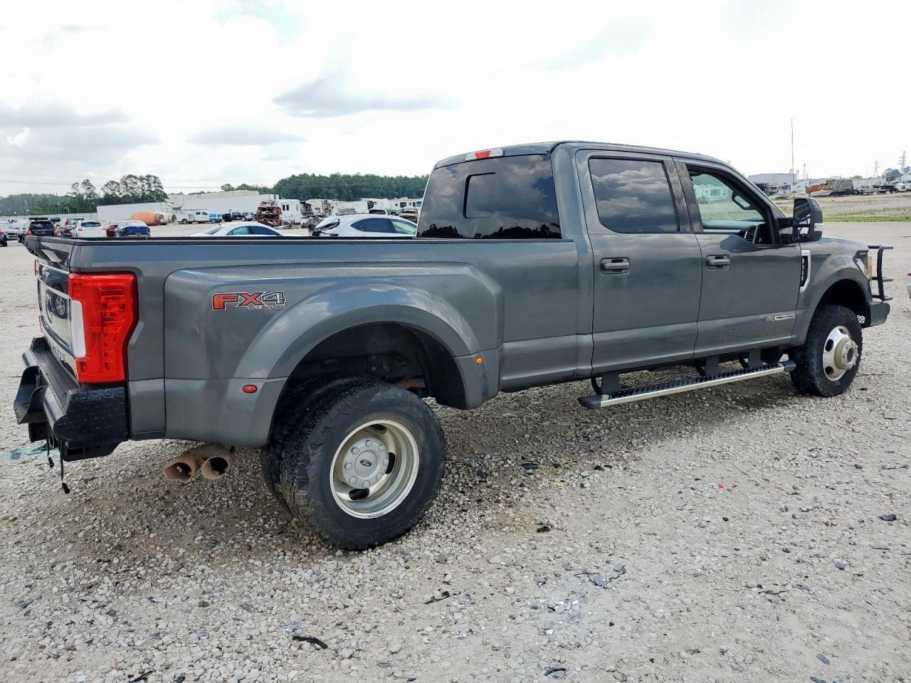 2017 Ford F350 Super Duty - Фото 3