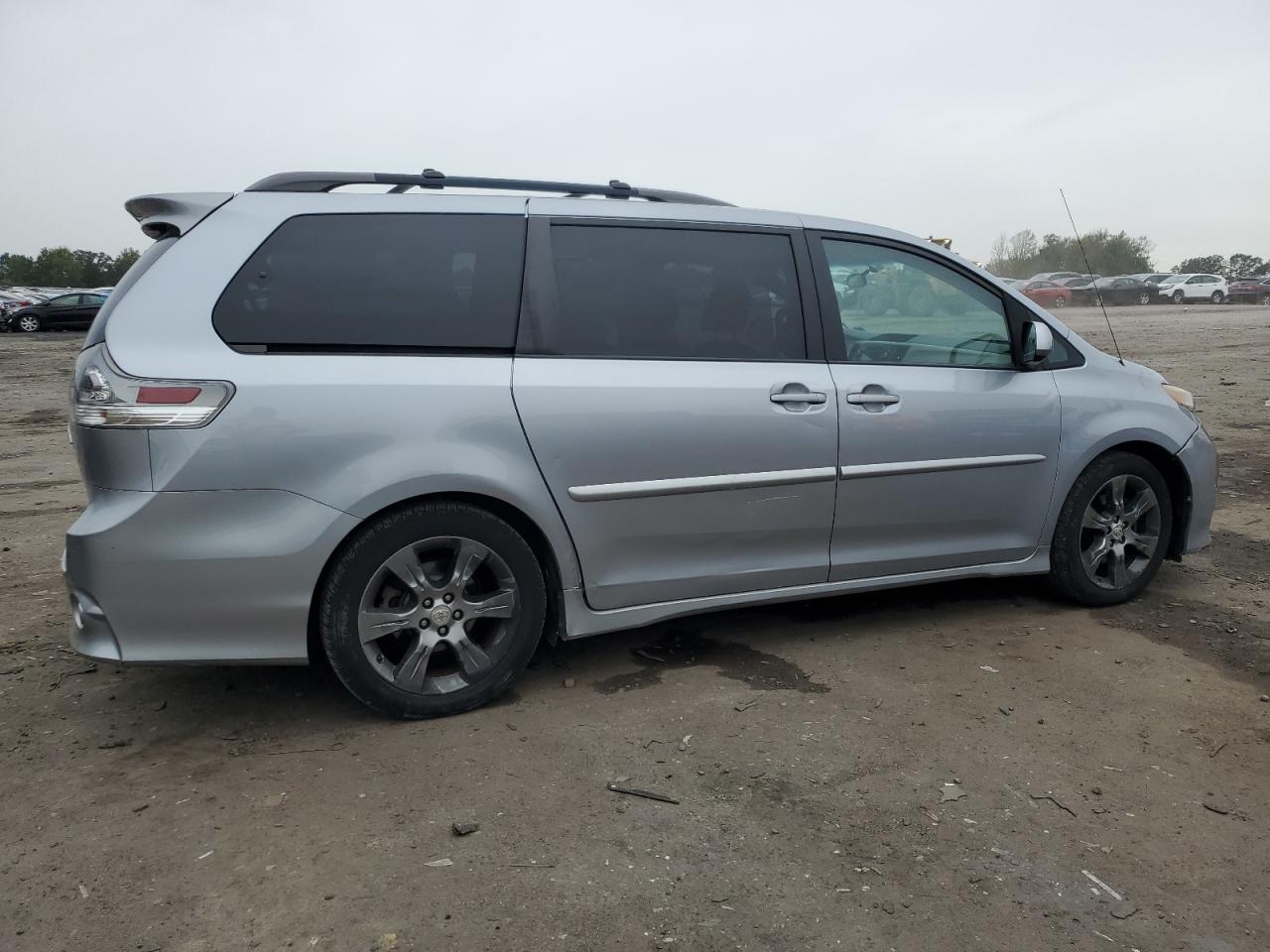 2011 Toyota Sienna Sport - Фото 3