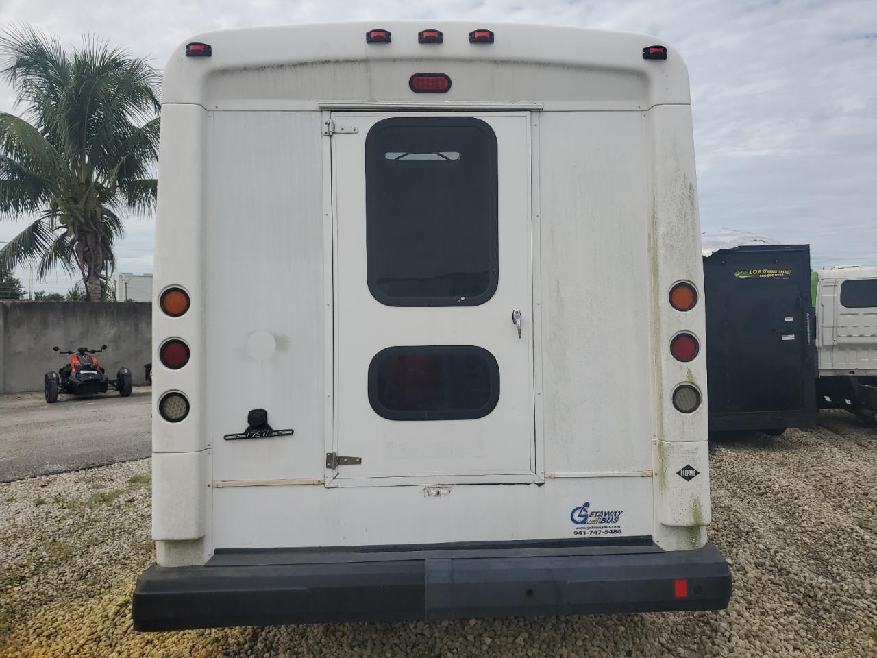 2015 Ford Econoline E450 Super Duty Cutaway Van - Фото 6