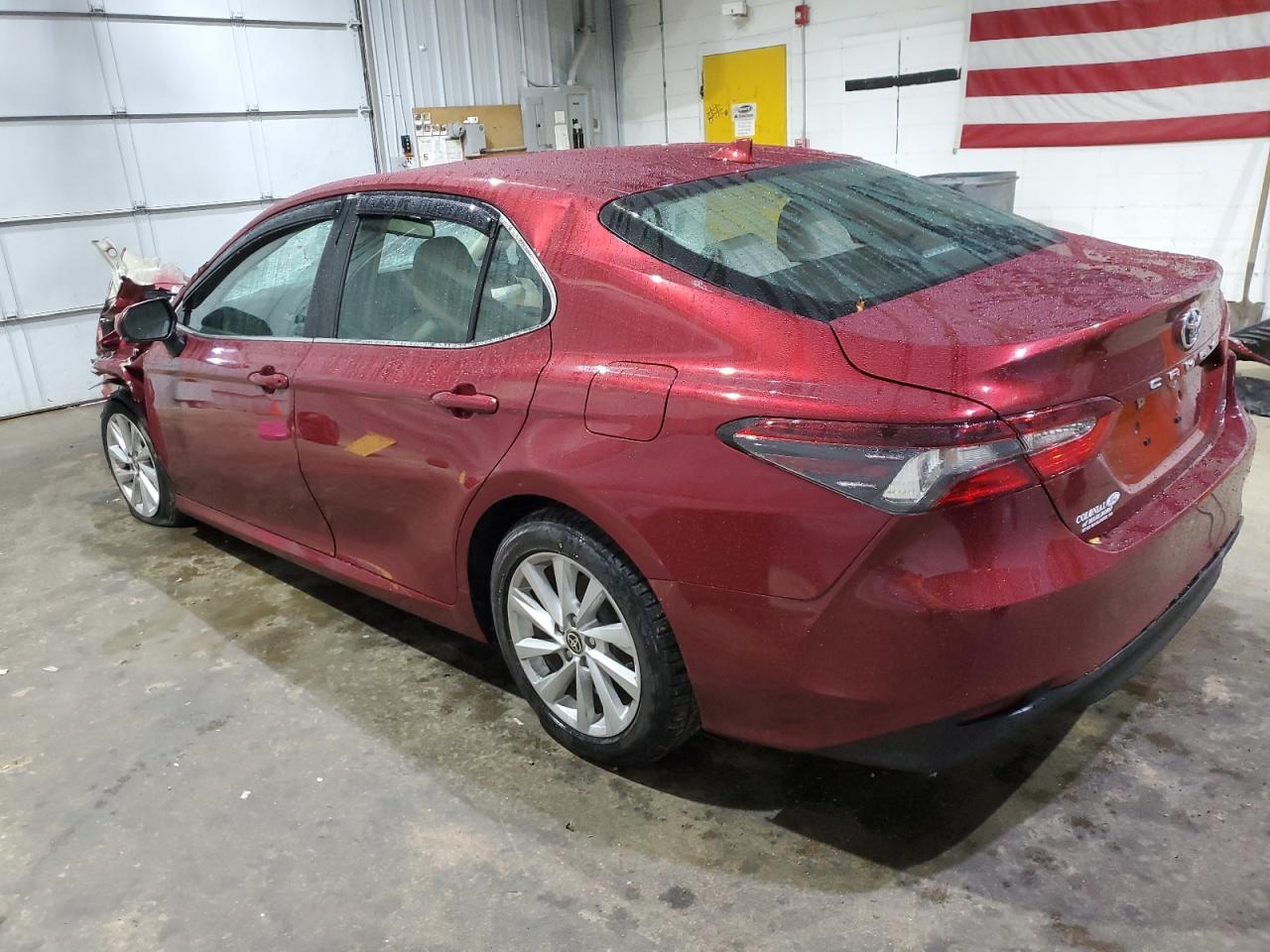 2021 Toyota Camry Le - Фото 2