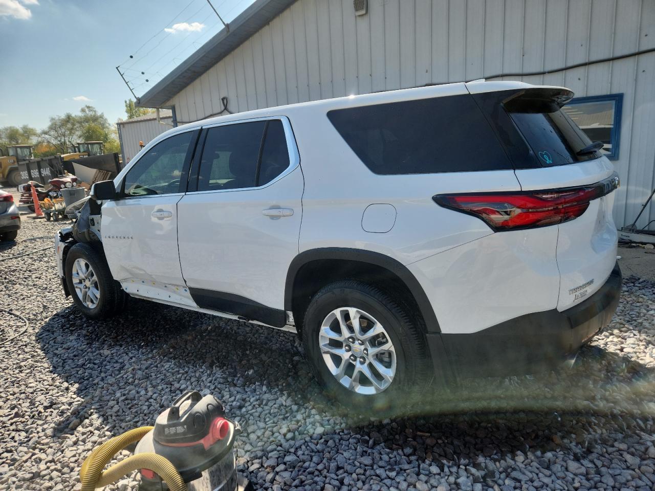 2023 Chevrolet Traverse Ls - Фото 2