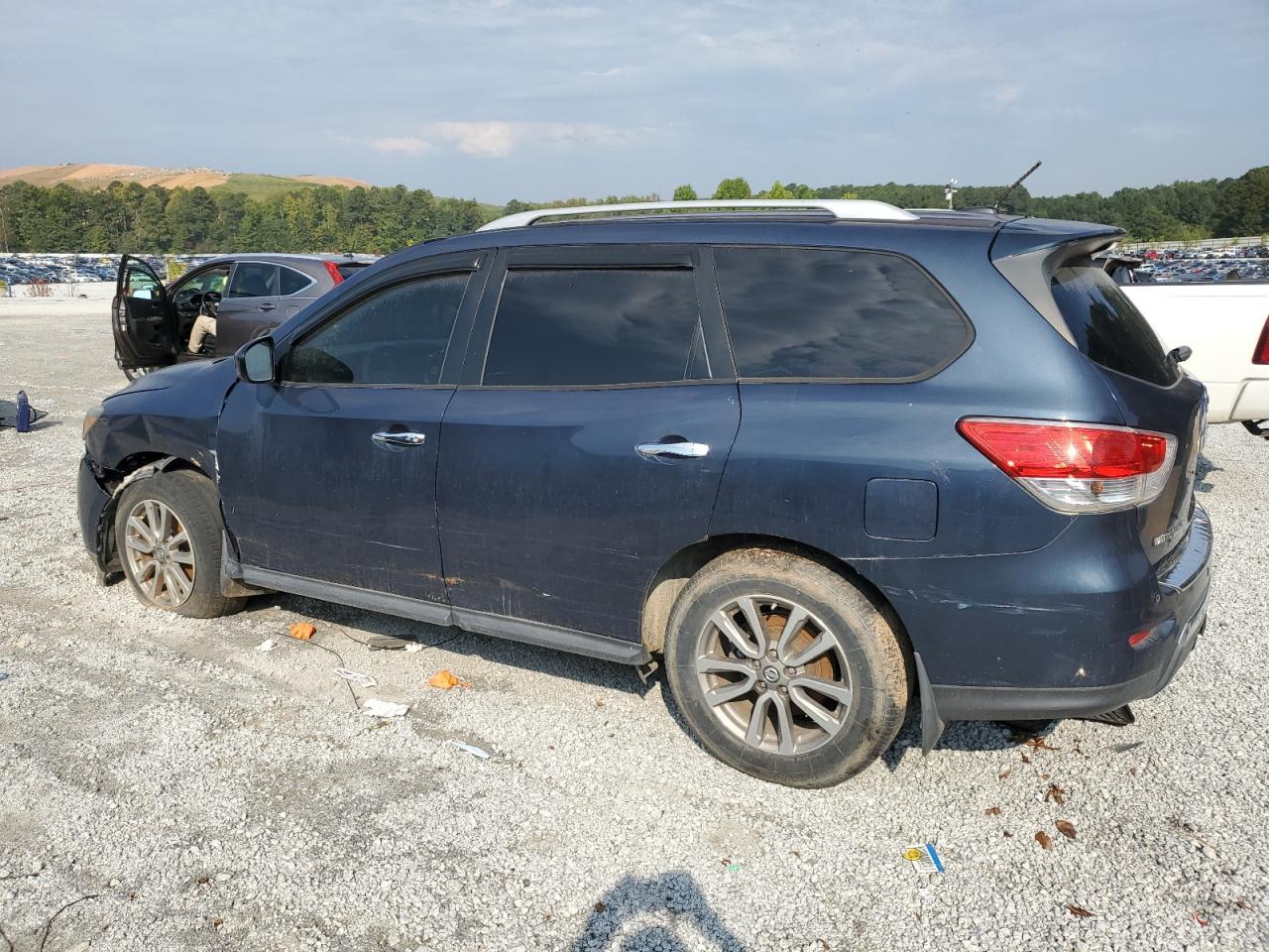 2014 Nissan Pathfinder S - Image 2