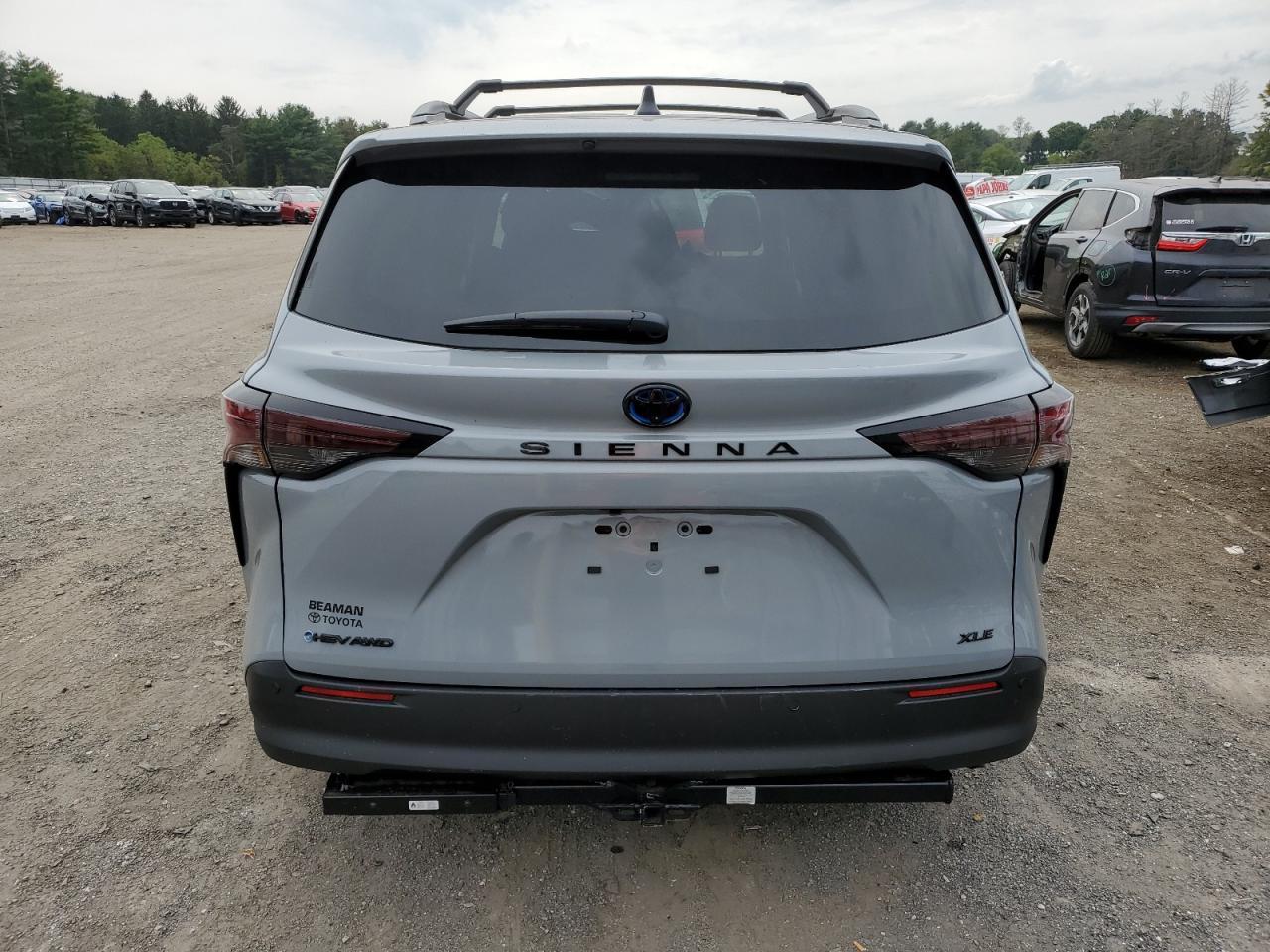 2025 Toyota Sienna Xse - Image 6