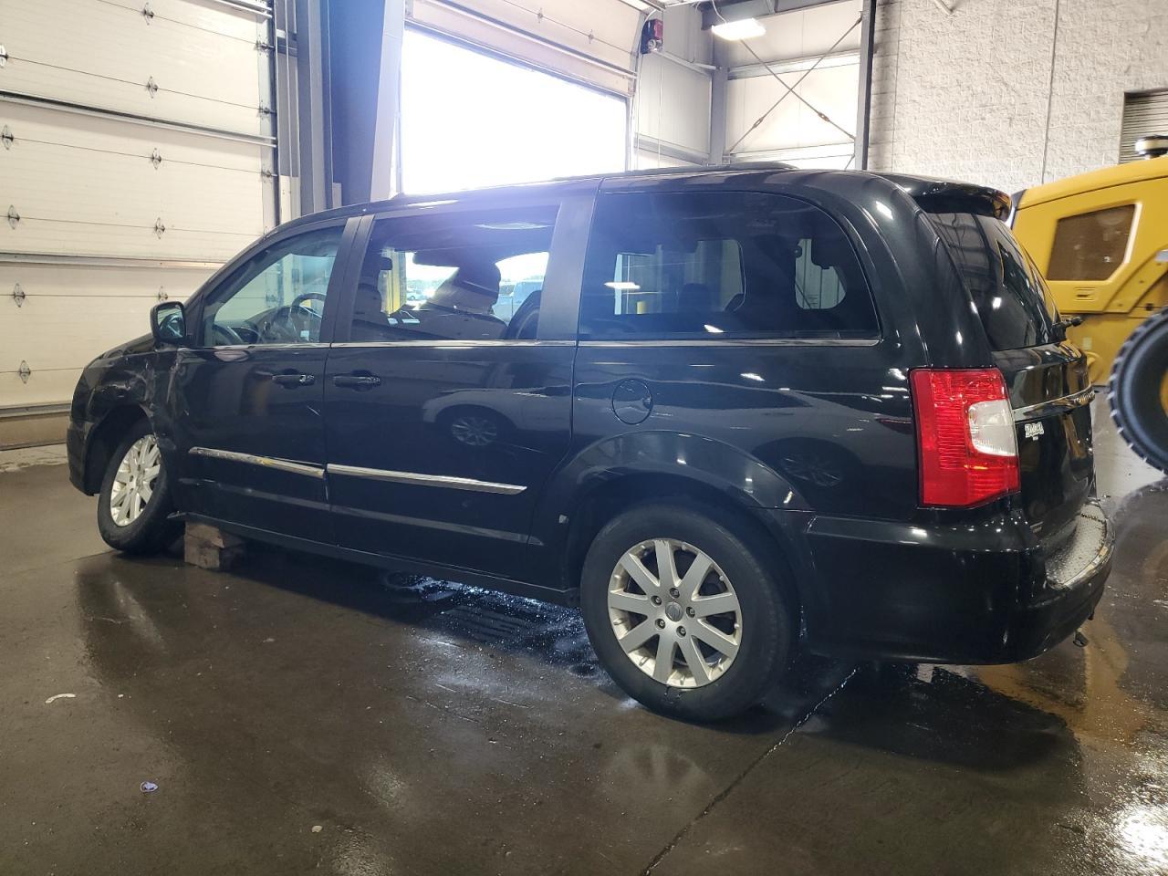 2016 Chrysler Town & Country Touring - Фото 2