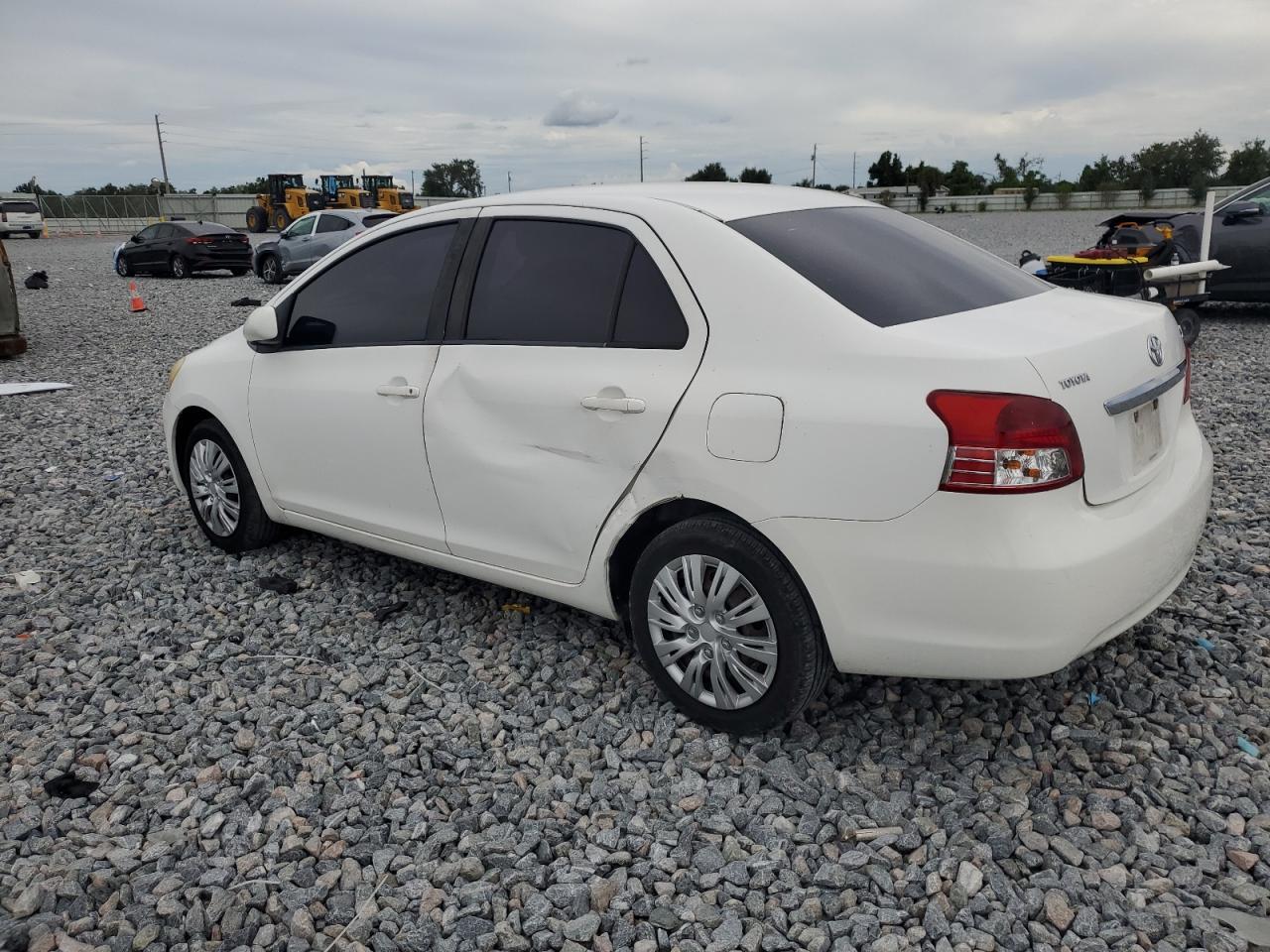 2011 Toyota Yaris - Фото 2