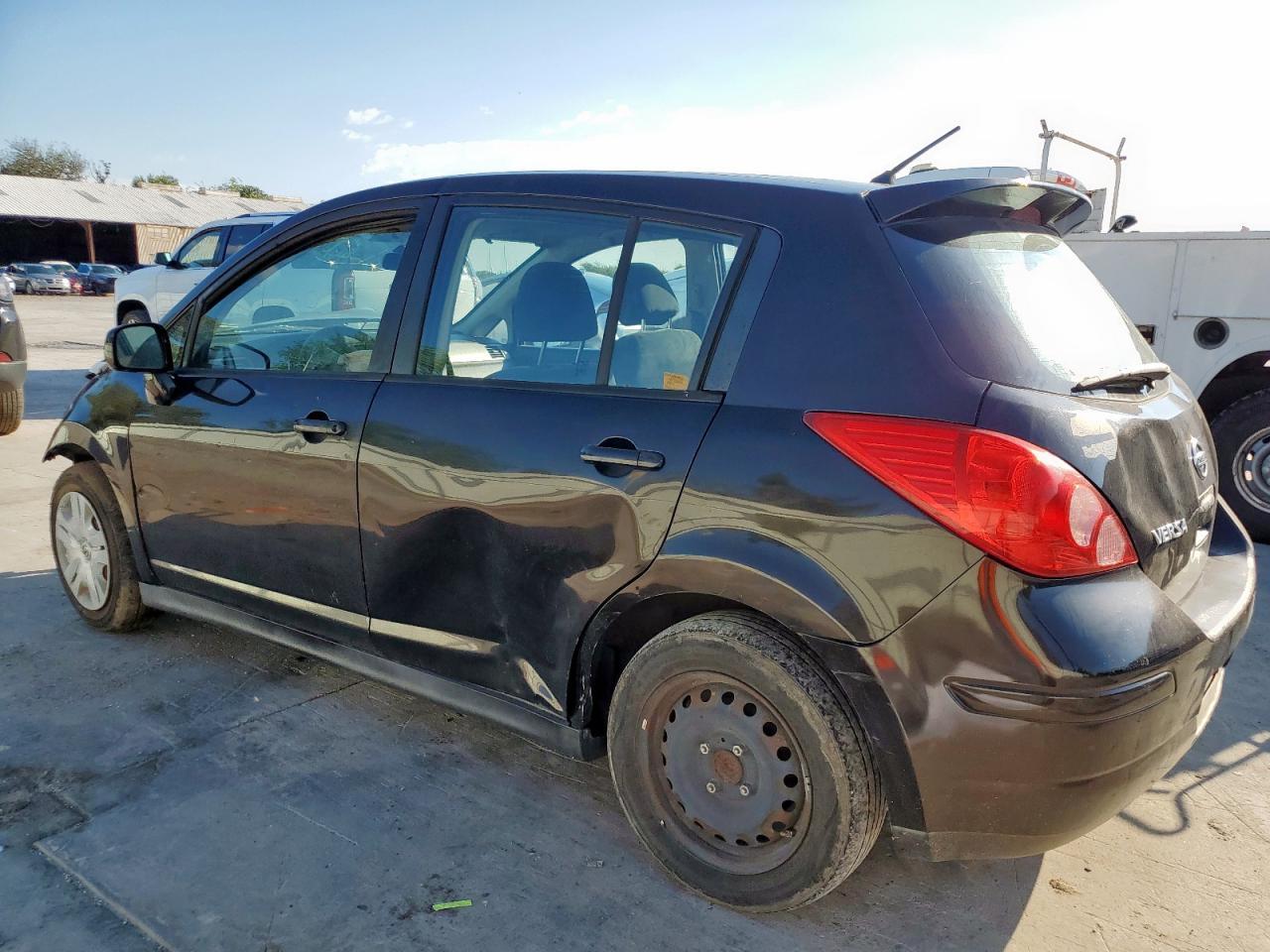 2012 Nissan Versa S - Фото 2