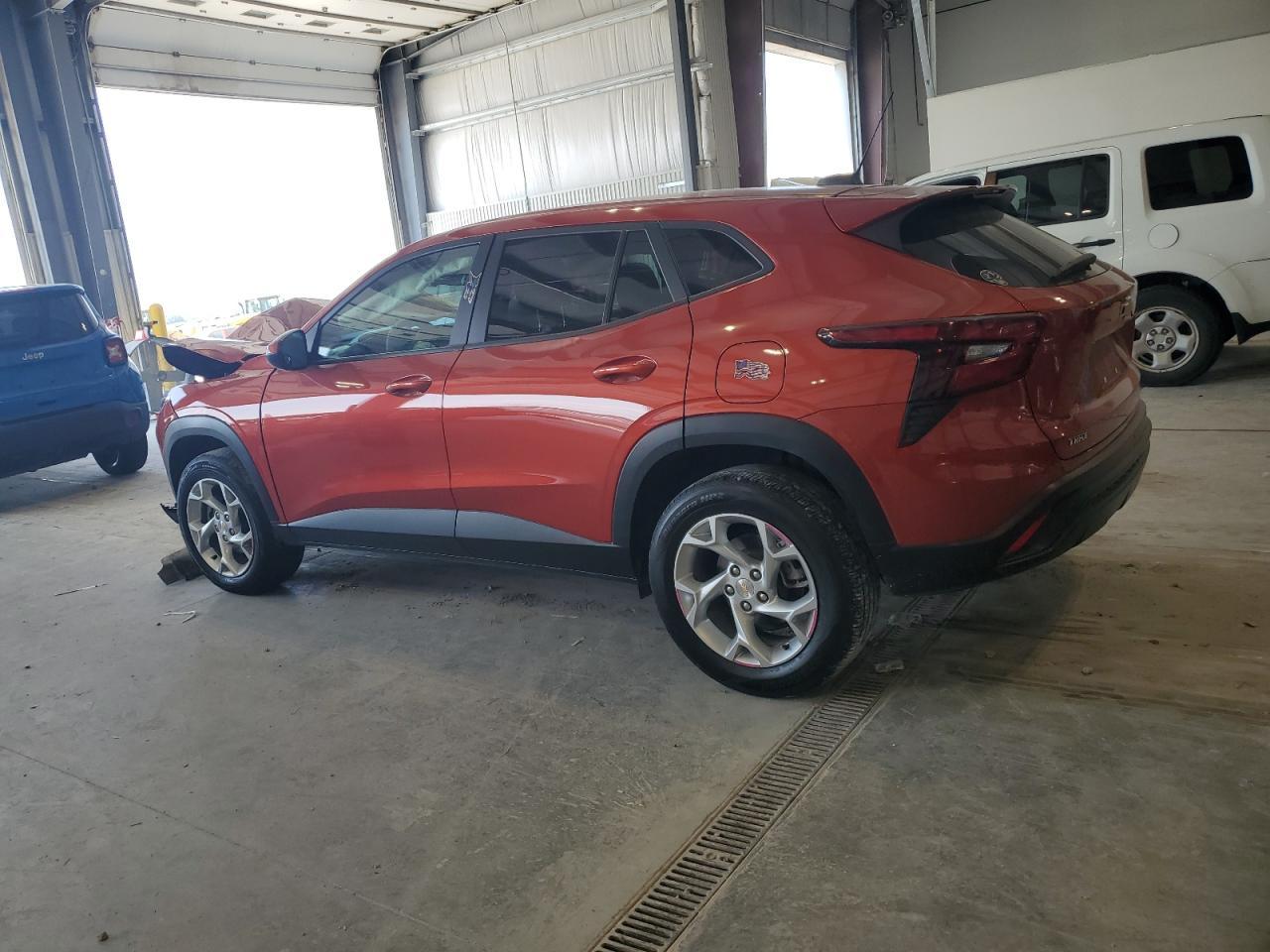 2024 Chevrolet Trax Ls - Фото 2