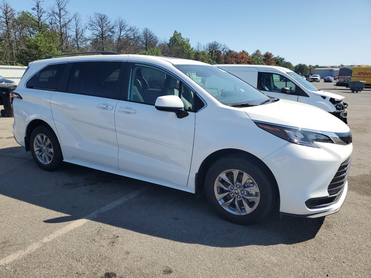 2024 Toyota Sienna Le - Фото 4