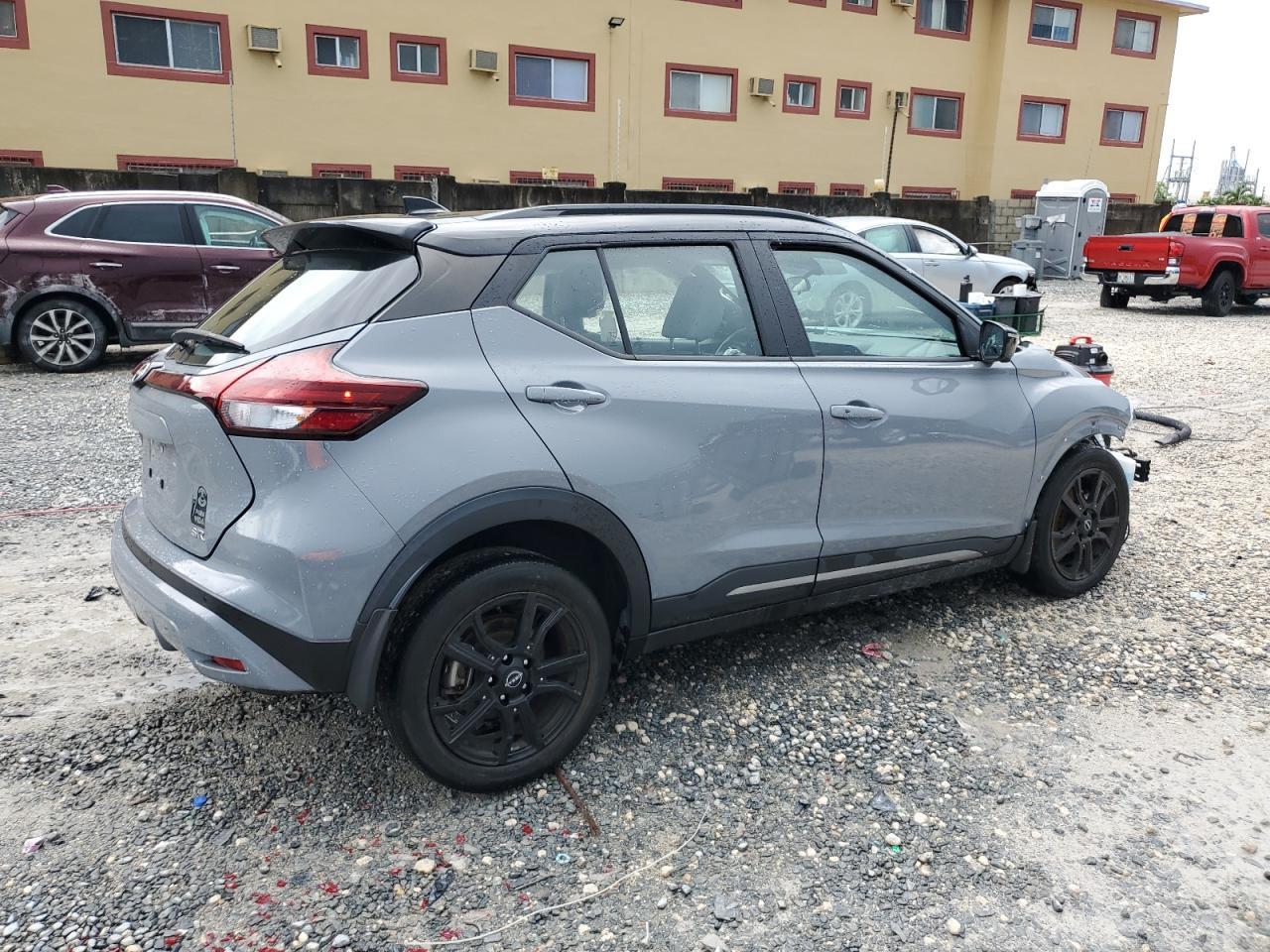 2023 Nissan Kicks Sr - Image 3