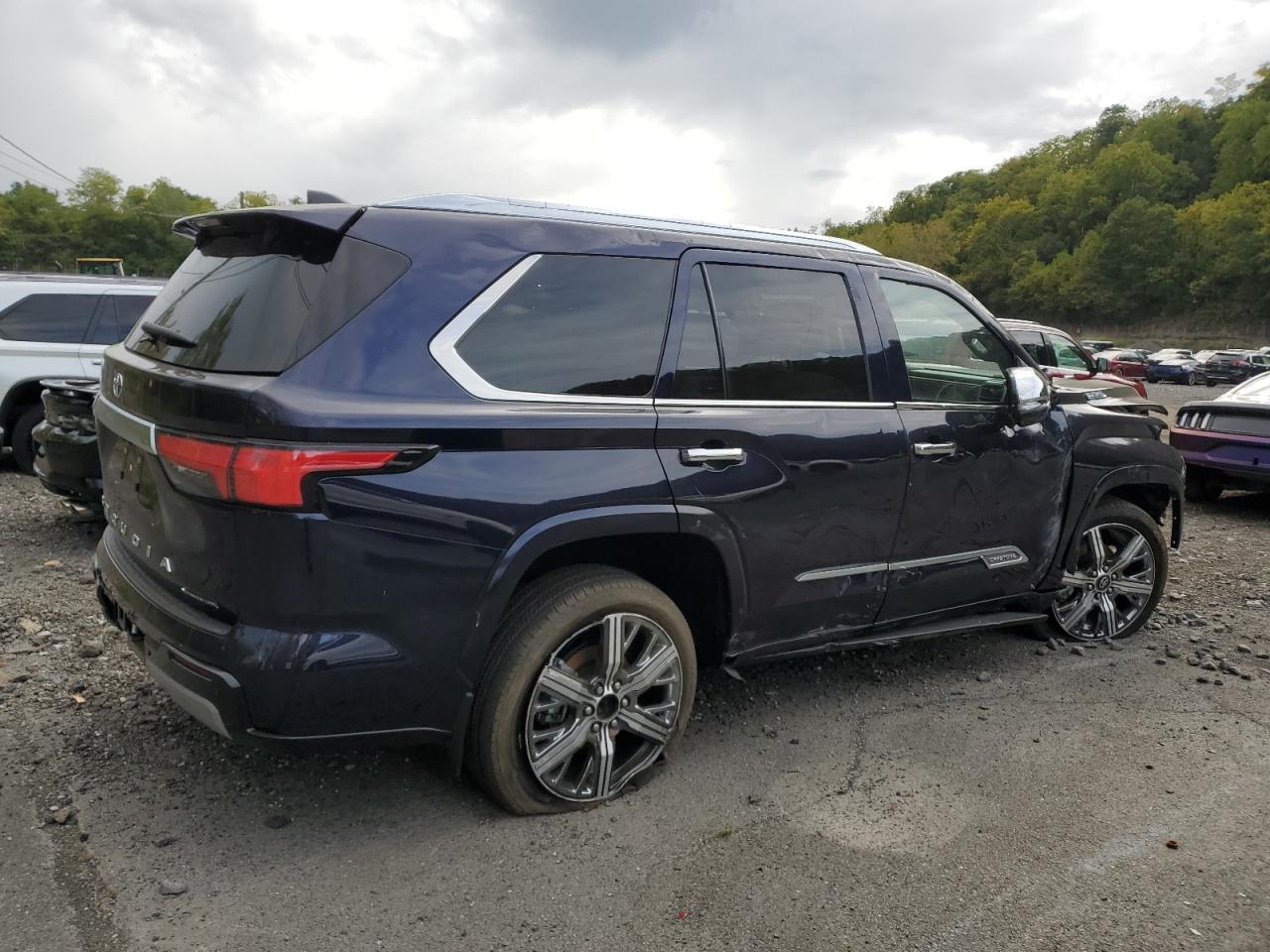 2025 Toyota Sequoia Sr5 - Фото 3