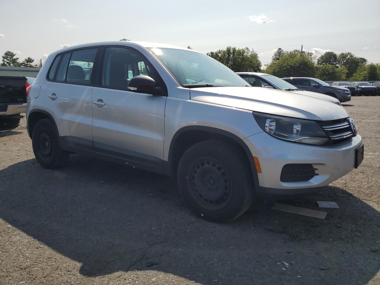 2017 Volkswagen Tiguan S - Фото 4