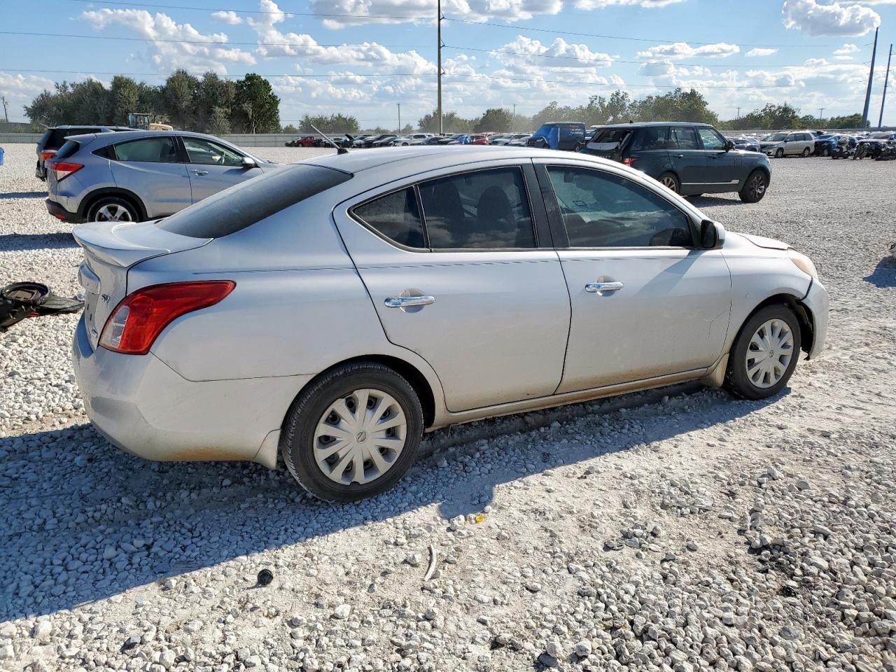 2013 Nissan Versa S - Фото 2