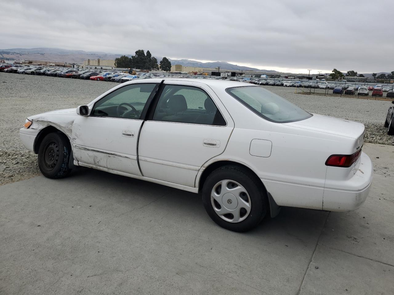 1998 Toyota Camry Le - Image 2
