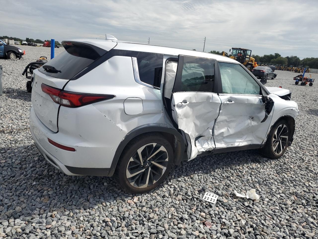2023 Mitsubishi Outlander Se - Image 3