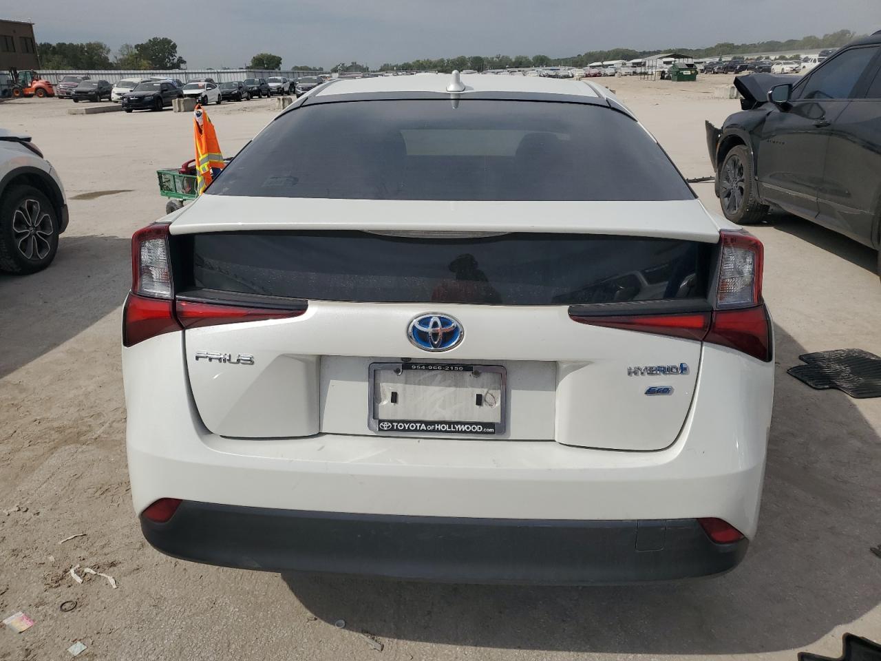 2020 Toyota Prius L - Image 6