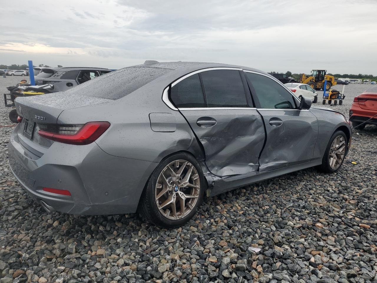 2025 BMW 330I - Фото 3