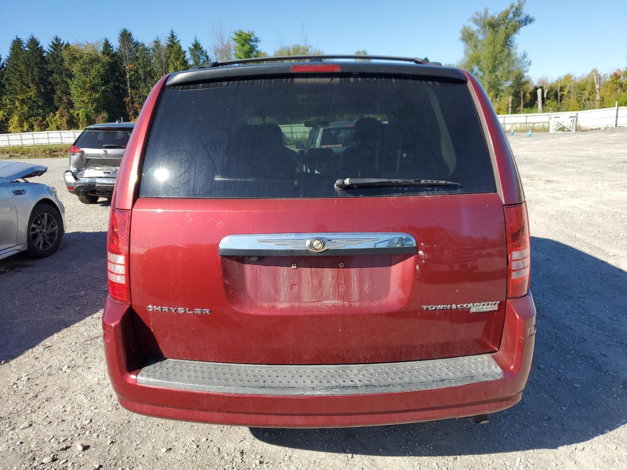 2010 Chrysler Town & Country Touring Plus - Фото 6