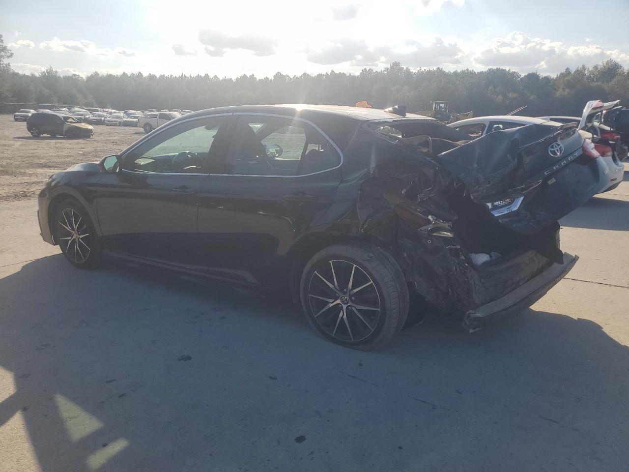 2022 Toyota Camry Se - Фото 2