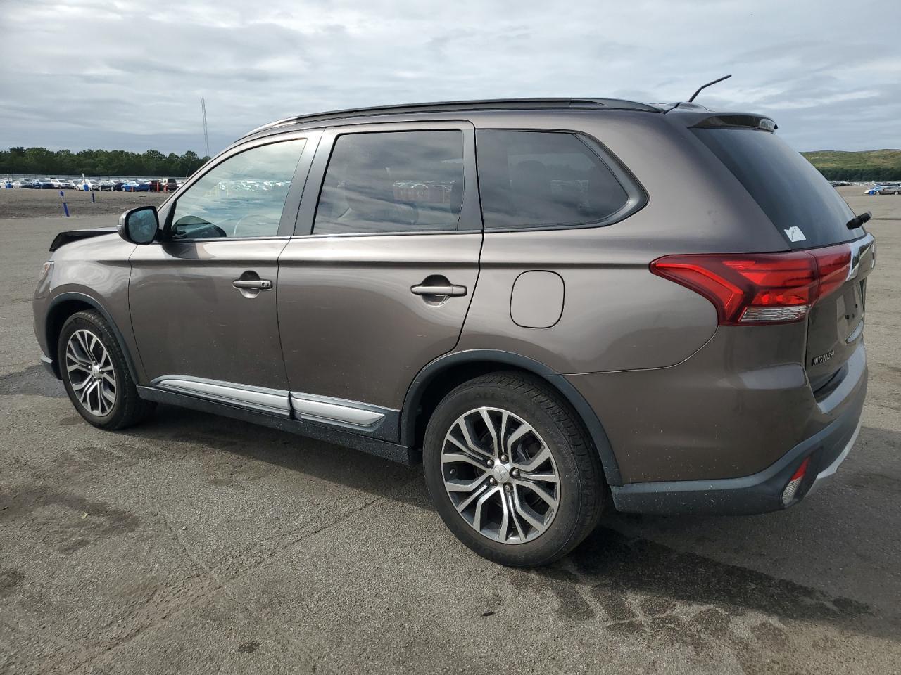 2016 Mitsubishi Outlander Se - Image 2
