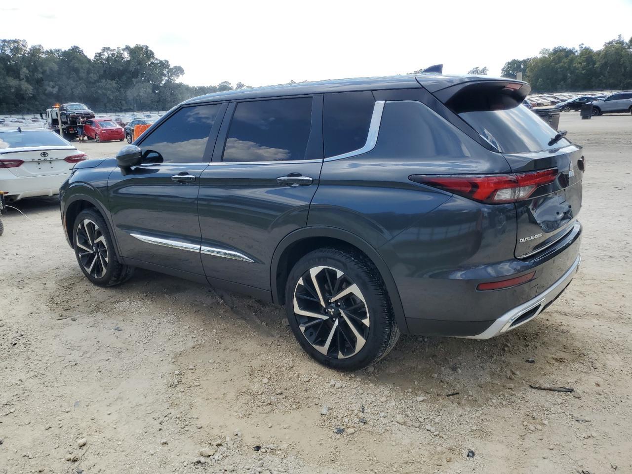 2024 Mitsubishi Outlander Se - Image 2