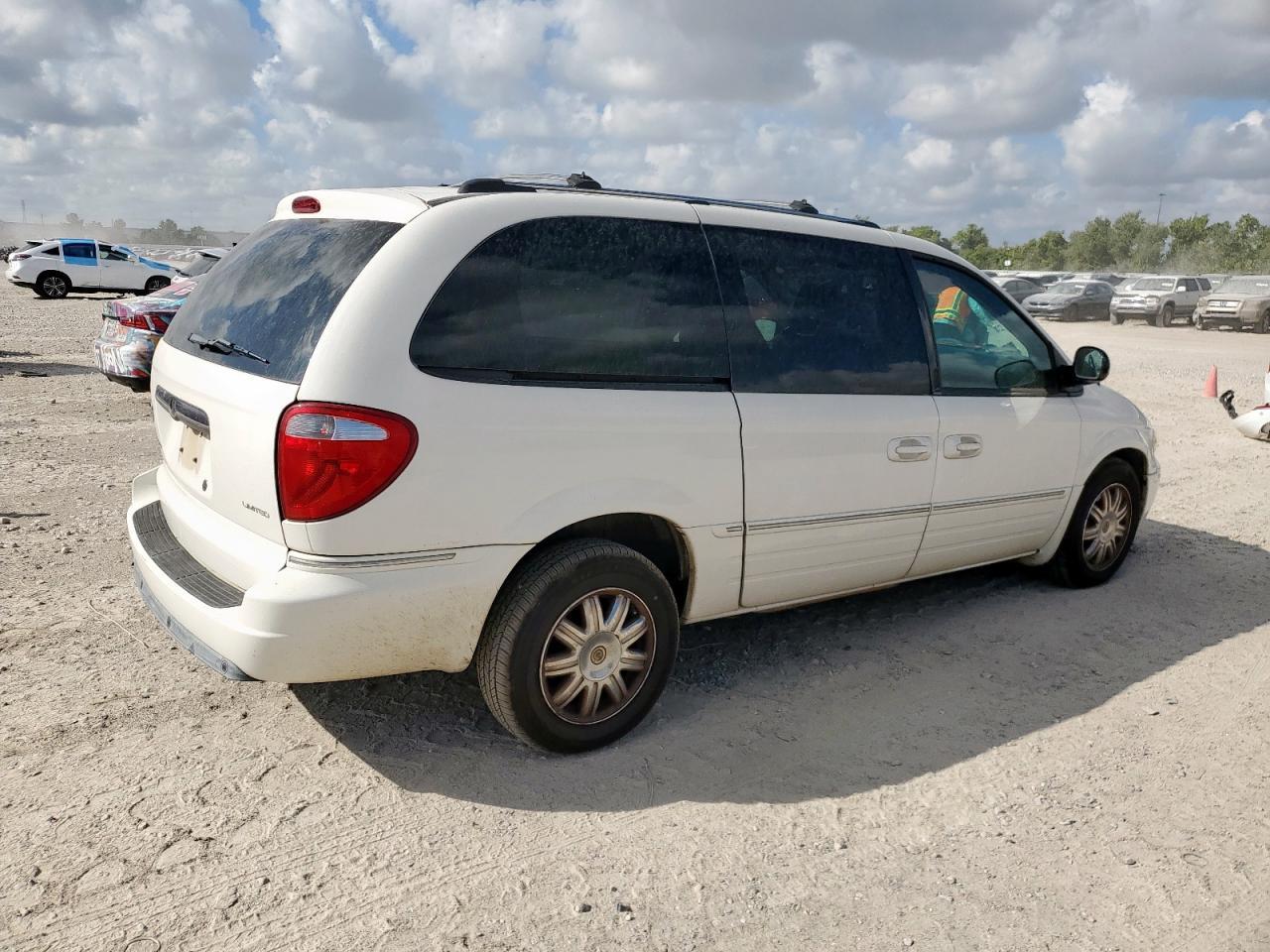 2006 Chrysler Town & Country Limited - Image 3