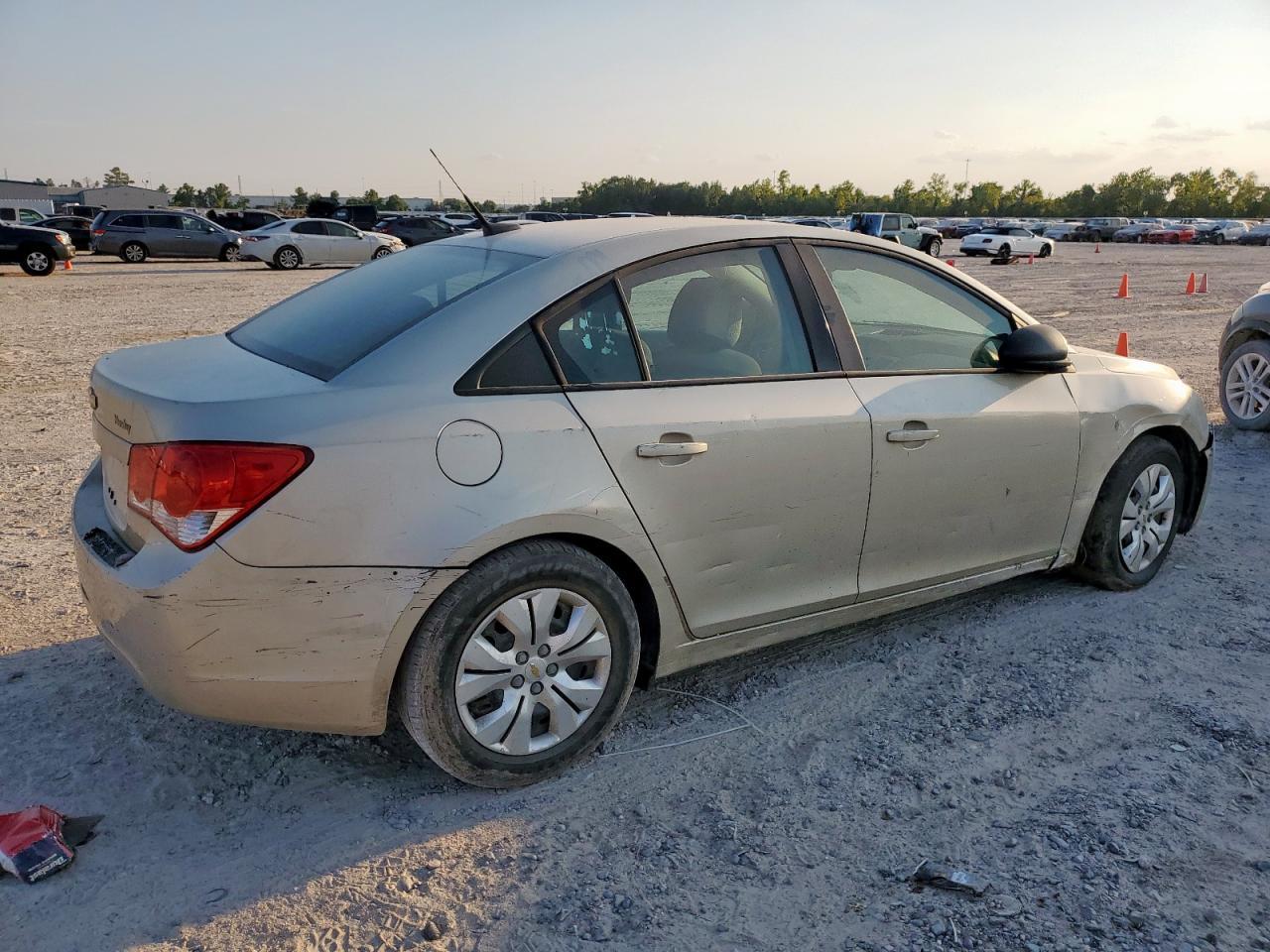 2014 Chevrolet Cruze Ls - Image 3