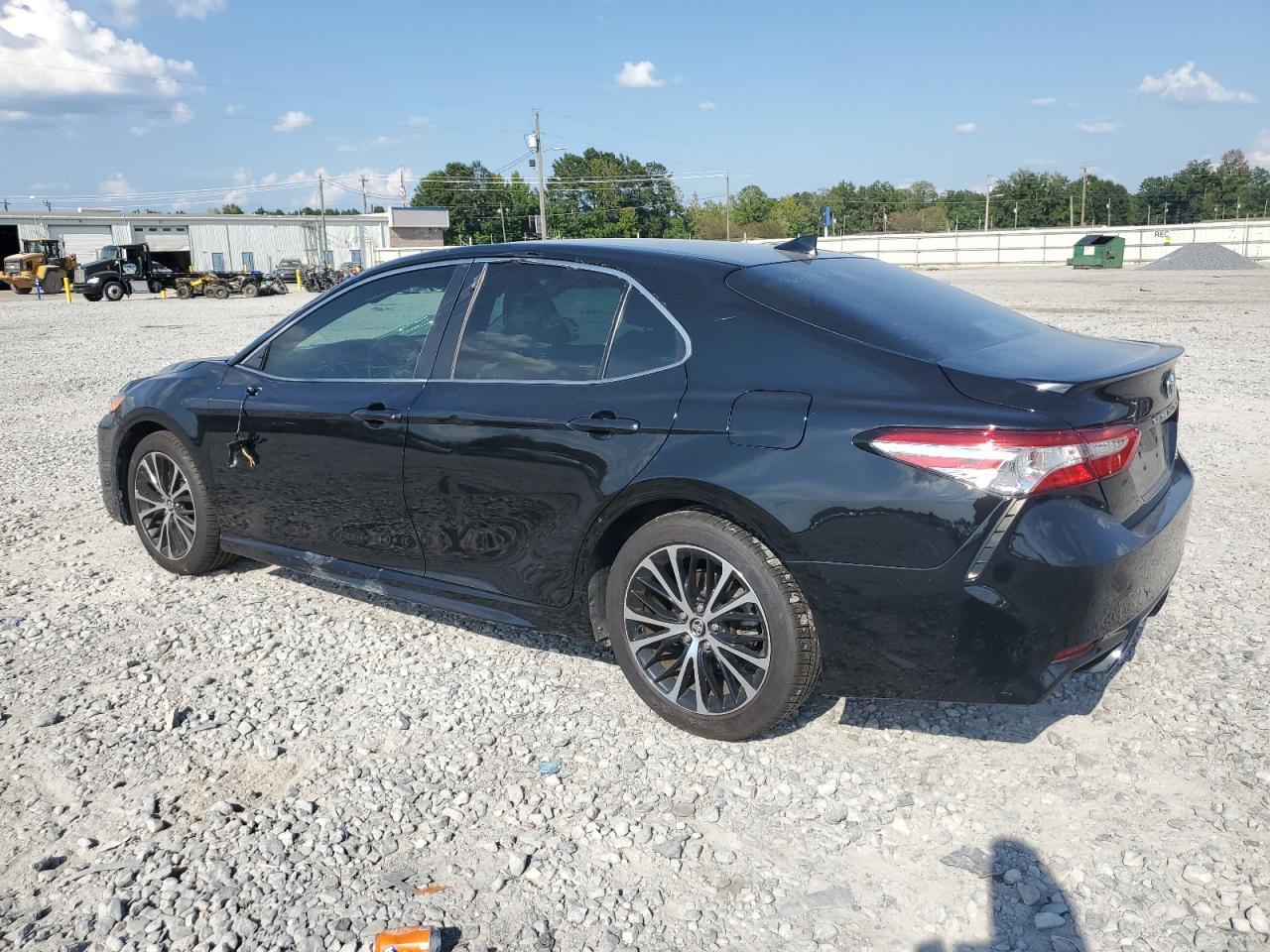 2020 Toyota Camry Se - Фото 2