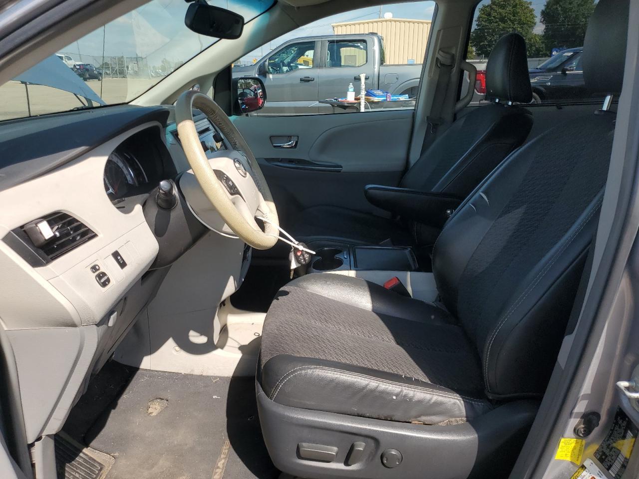 2012 Toyota Sienna Sport - Фото 7