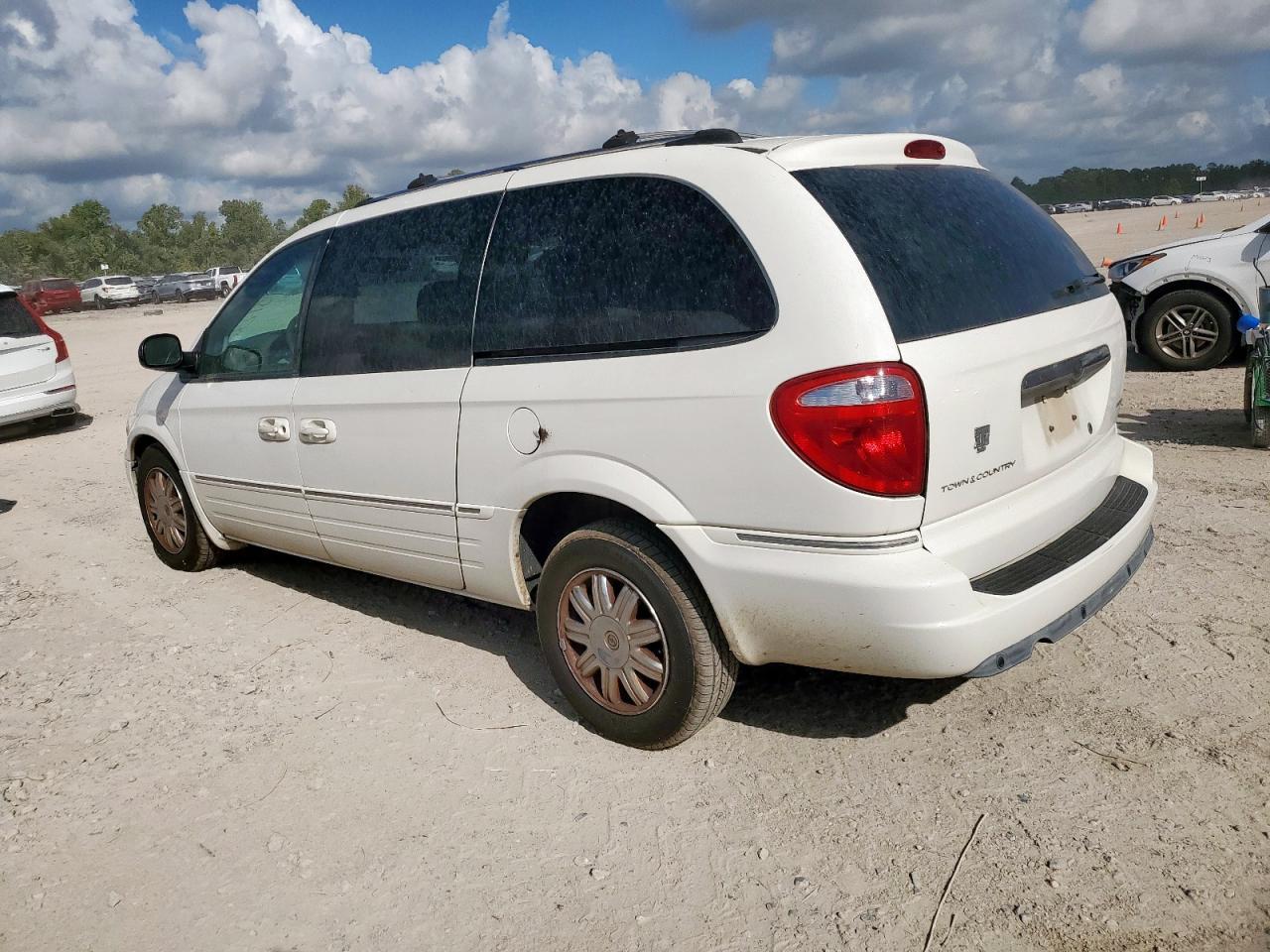 2006 Chrysler Town & Country Limited - Image 2
