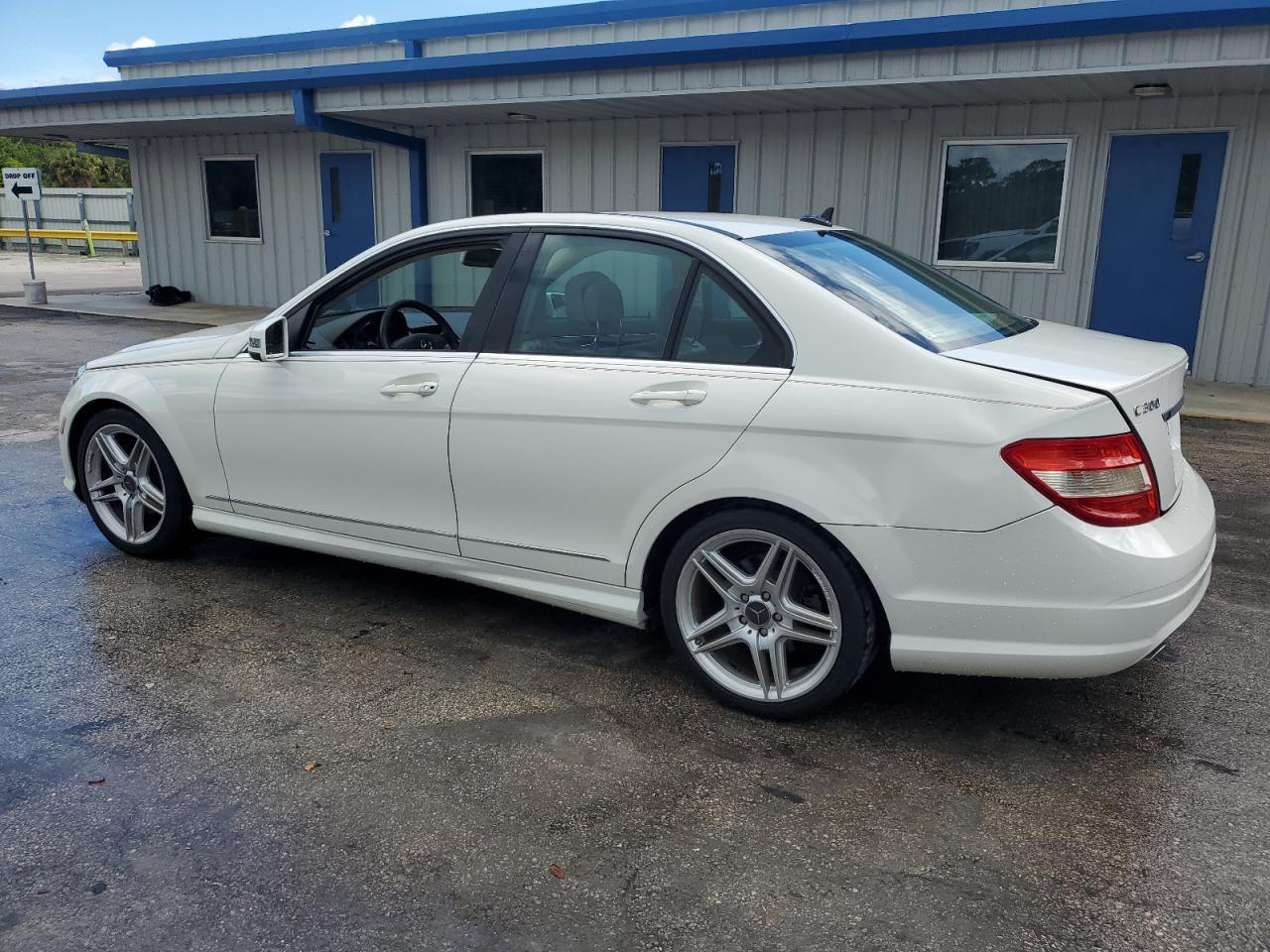 2010 Mercedes-Benz C 300 - Фото 2