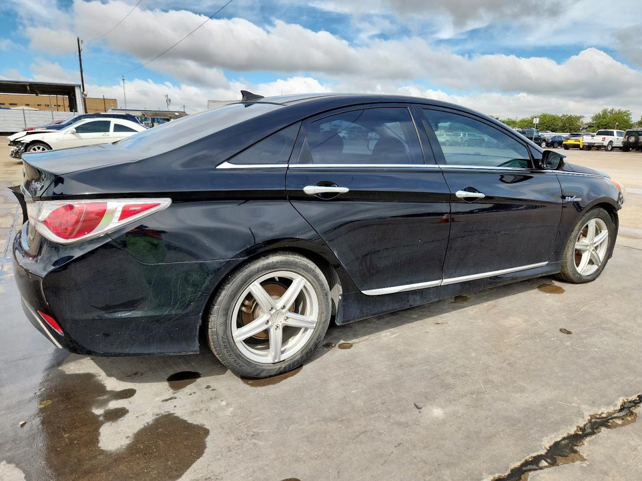 2015 Hyundai Sonata Hybrid - Image 3