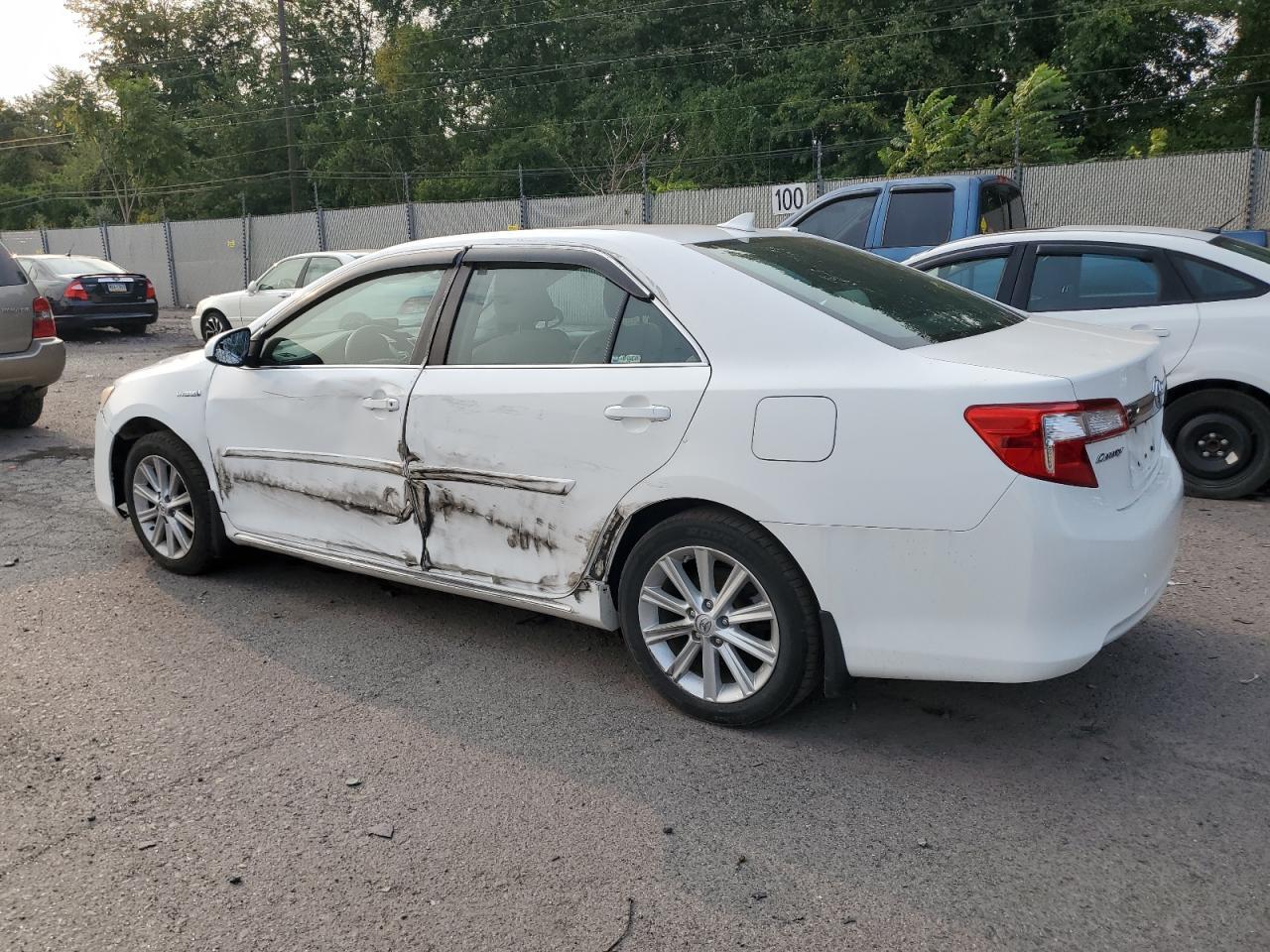 2014 Toyota Camry Hybrid - Image 2