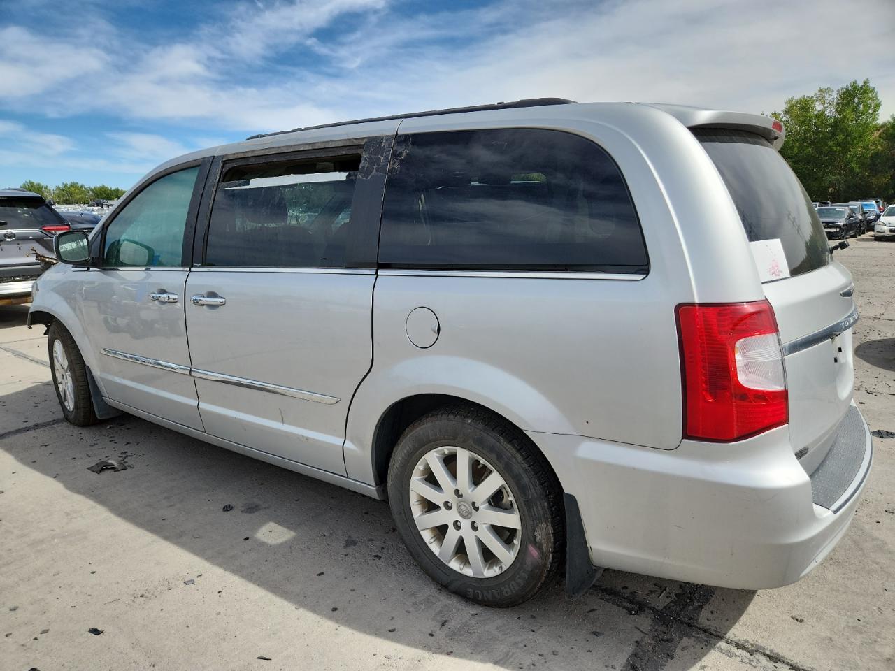 2012 Chrysler Town & Country Touring L - Фото 2