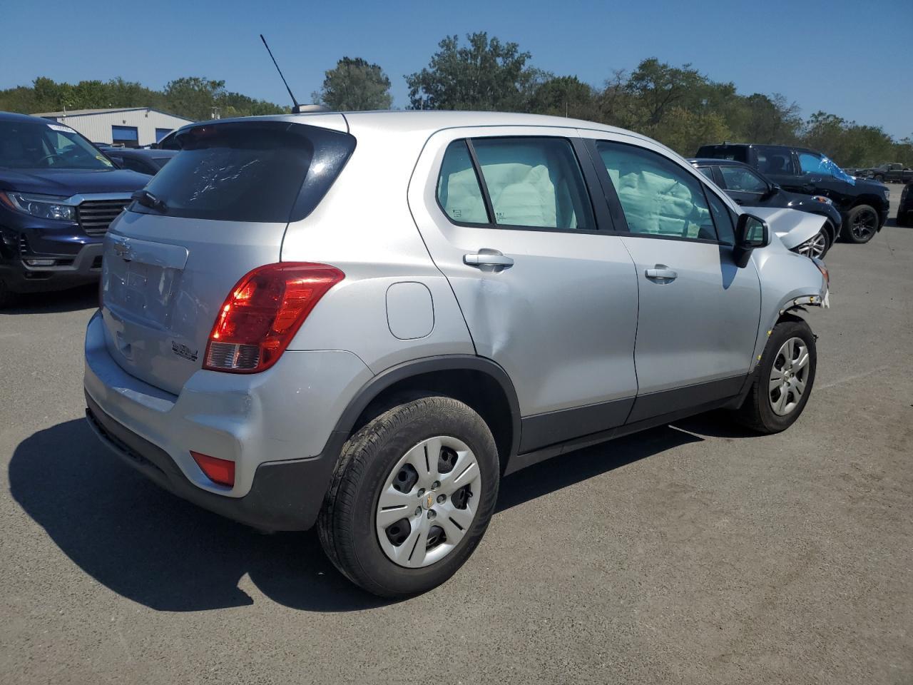 2017 Chevrolet Trax Ls - Image 3
